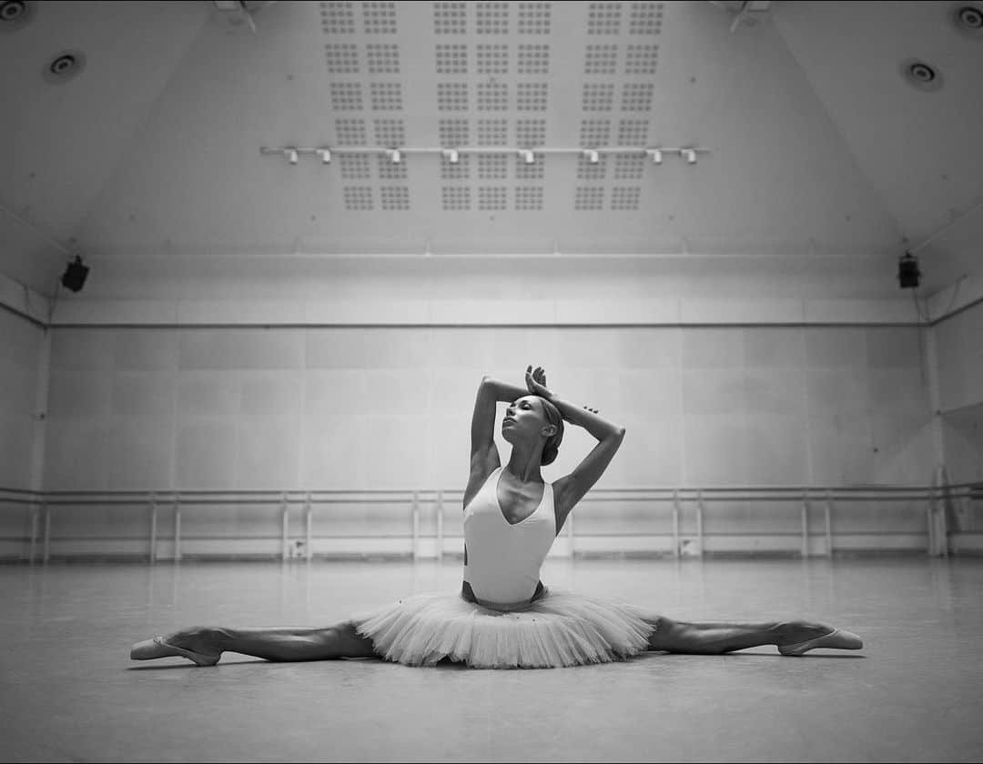 ballerina projectさんのインスタグラム写真 - (ballerina projectInstagram)「𝐈𝐚𝐧𝐚 𝐒𝐚𝐥𝐞𝐧𝐤𝐨 at the Royal Opera House. 🩰  @iana_salenko #ianasalenko #ballerinaproject #royaloperahouse #coventgarden #london #ballerina #ballet #balletstudio   Ballerina Project 𝗹𝗮𝗿𝗴𝗲 𝗳𝗼𝗿𝗺𝗮𝘁 𝗹𝗶𝗺𝗶𝘁𝗲𝗱 𝗲𝗱𝘁𝗶𝗼𝗻 𝗽𝗿𝗶𝗻𝘁𝘀 and 𝗜𝗻𝘀𝘁𝗮𝘅 𝗰𝗼𝗹𝗹𝗲𝗰𝘁𝗶𝗼𝗻𝘀 on sale in our Etsy store. Link is located in our bio.  𝙎𝙪𝙗𝙨𝙘𝙧𝙞𝙗𝙚 to the 𝐁𝐚𝐥𝐥𝐞𝐫𝐢𝐧𝐚 𝐏𝐫𝐨𝐣𝐞𝐜𝐭 on Instagram to have access to exclusive and never seen before content.」4月25日 21時45分 - ballerinaproject_