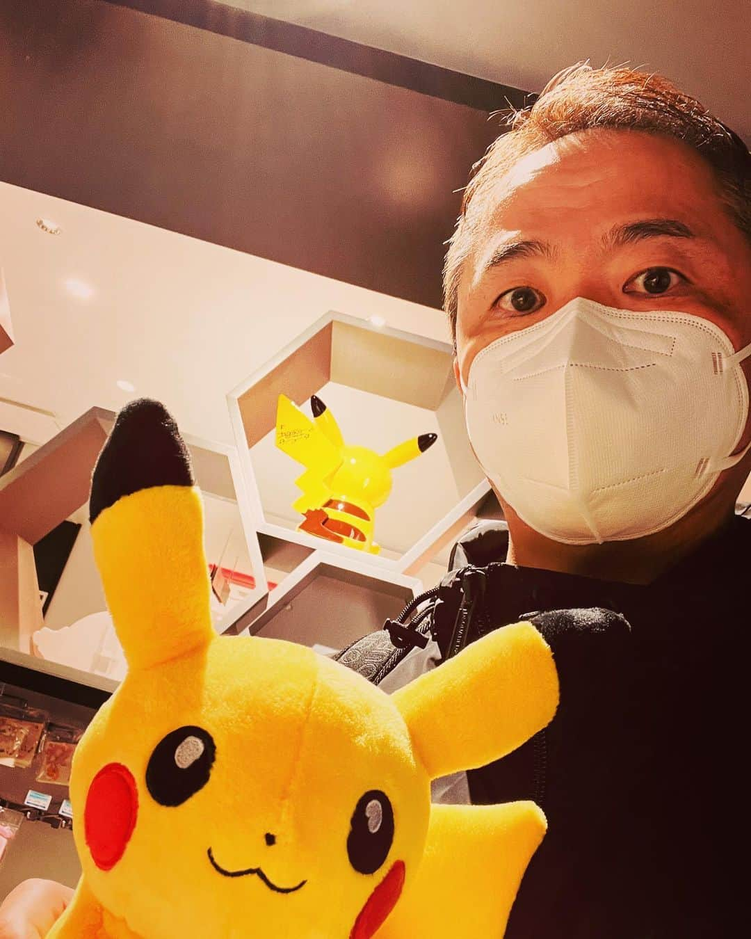 増田順一さんのインスタグラム写真 - (増田順一Instagram)「ポケモンセンターシブヤ！ このピカチュウとピカッと目が合ってお迎えしました！そしたら、尻尾のギザがひとつ多い子でした！びっくり！！ #mypikachu #pokemon #マイピカチュウ #ポケモン #ピカチュウ #pokemoncenter #shibuya」4月25日 21時46分 - pokemon_masuda