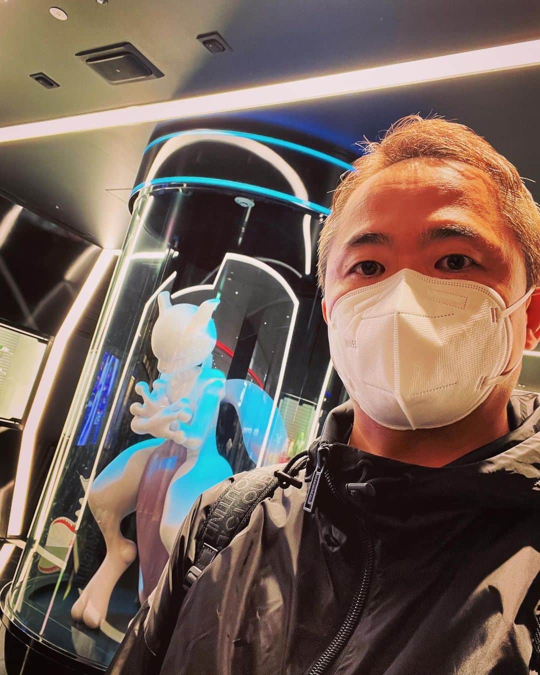 増田順一のインスタグラム：「ポケモンセンターシブヤ！ このピカチュウとピカッと目が合ってお迎えしました！そしたら、尻尾のギザがひとつ多い子でした！びっくり！！ #mypikachu #pokemon #マイピカチュウ #ポケモン #ピカチュウ #pokemoncenter #shibuya」