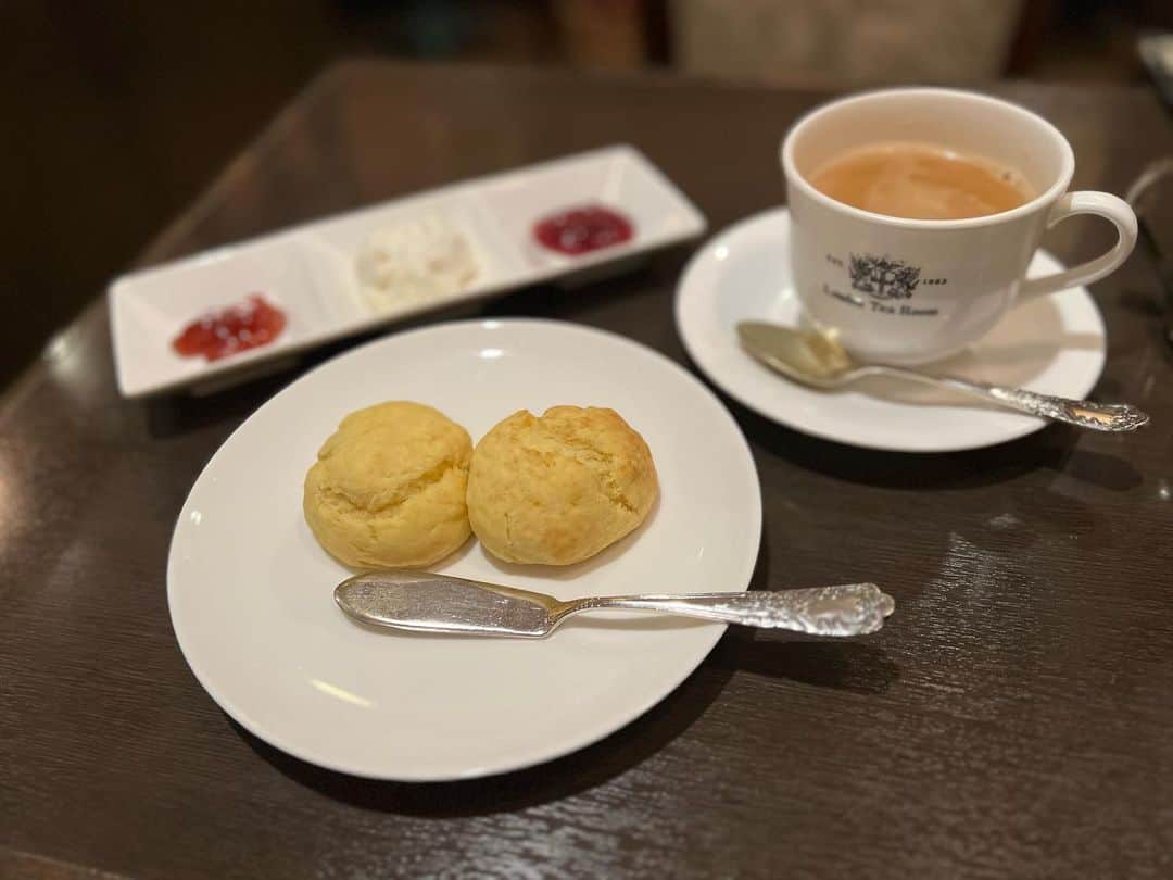 松井玲奈のインスタグラム：「本日休演日。 朝からやりたいことして、買い物もして、最後に一息。 ファンの方に教えていただいた英国紅茶専門店で、美味しいスコーンとロイヤルミルクティーを。 席がコンパートメントになっていて、なんだか客車に乗っているような気分でした。」
