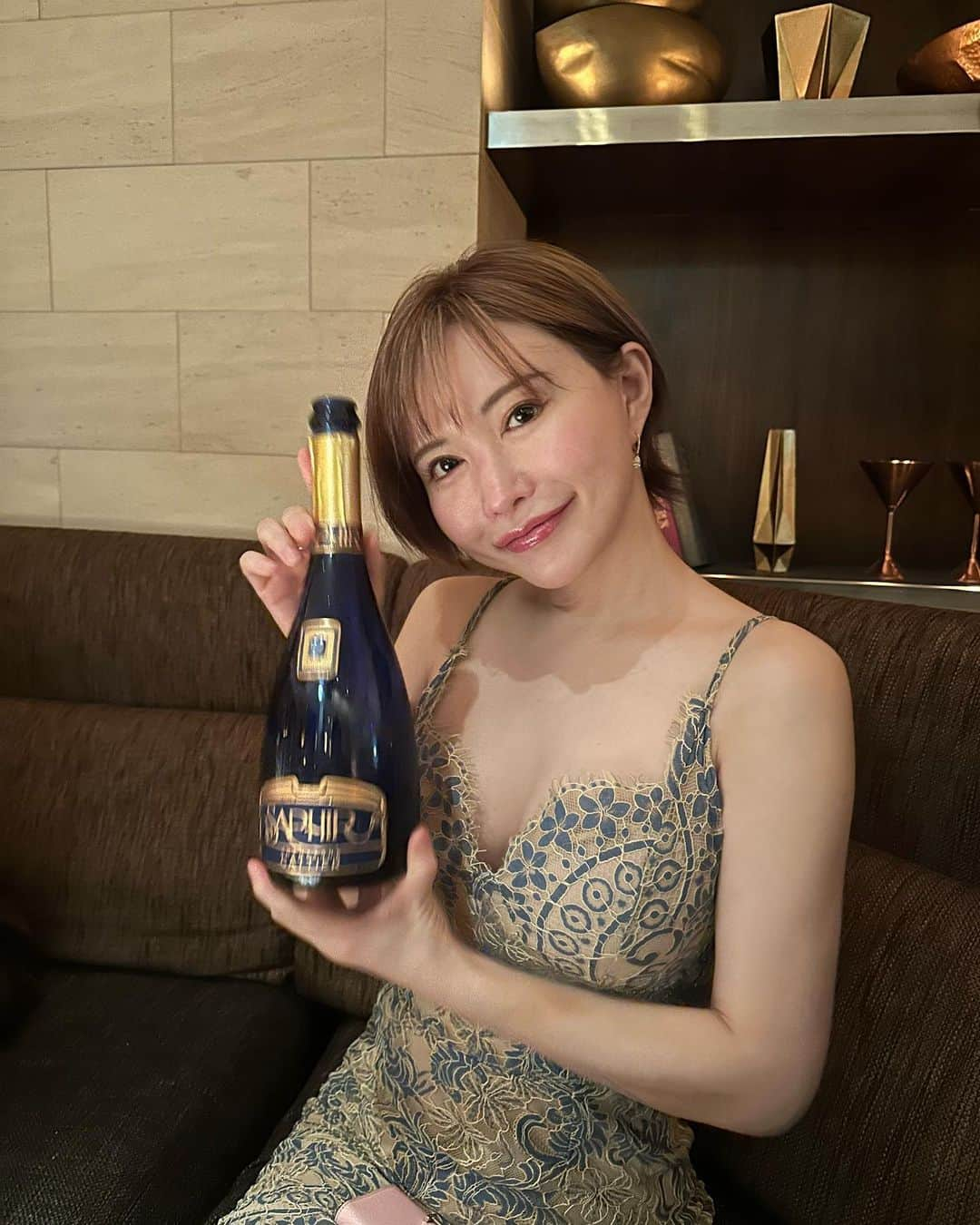 里美ゆりあのインスタグラム：「キャティア ブリュット サファイヤゴールド プルミエ クリュ 飲んでみた🍾✨  味がしっかりしてて私好みでした♬  ご馳走様でした😋  #シャンパン #サファイヤ #champagne #ミュゼルヴァ #六本木 #roppongi  #里美ゆりあ #無加工 #チャレンジ」