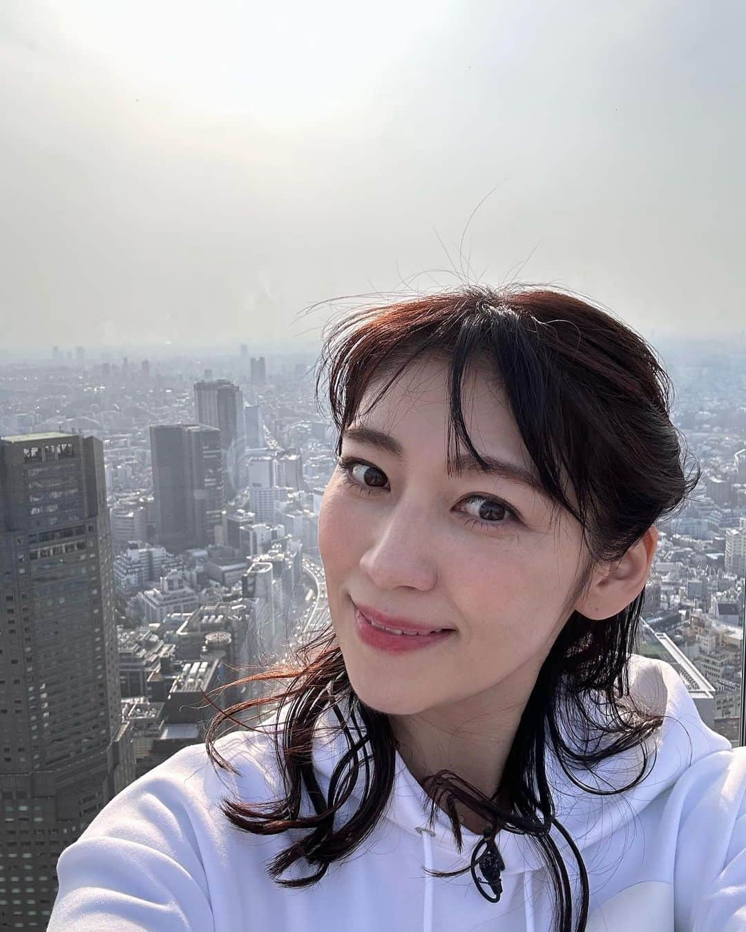 飯田圭織さんのインスタグラム写真 - (飯田圭織Instagram)「こんばんは♪ キタコイのオフショット。 渋谷スカイにはじめて行きました✨ 東京タワーともスカイツリーともまたまた違う東京の景色。 囲われた硝子も天井もない自然の風と日光を浴びて時にスリリングと 東京を感じられる素敵な知らなかった東京でした✨ 展望観察や花火大会などまた行きたいです #東京観光  #渋谷スカイ  #hbc  #キタに恋した  #キタコイ」4月25日 21時47分 - iidakaori.official