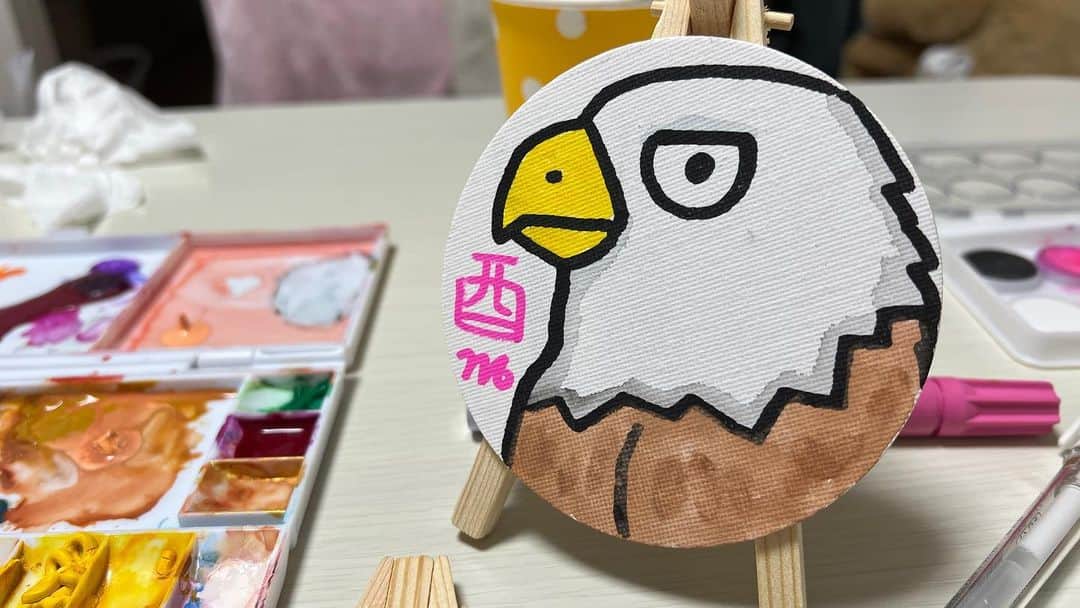 326のインスタグラム：「説明不足でしたね さっき描いてたのが 原画チャの絵です 独立して立つので どこにでも飾れます  どんなとこでも すぐたちます 中学生並みです  そんな時代もあったなぁ（遠い目）」