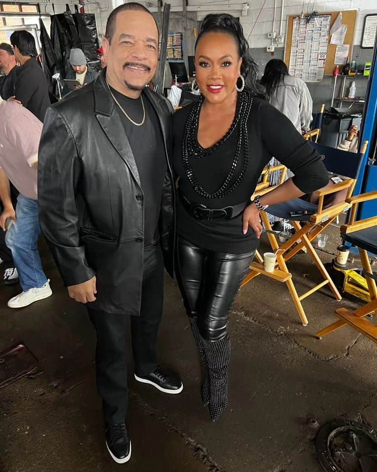 のインスタグラム：「GM Dawlings! BOOM! #AnotherOne From Director to @CarShield Spokeswoman! So EXCITED for y'all to see da NEW #CARSHIELD commercials w LEGEND @icet FUNTIMES at our YUMMY @molosrestaurant dinner w @coco @babychanelnicole @abjcoleman & CarShield fam! Stay tuned for more! Viv's Makeup @chenoarunningfox Hair @kenyaonhair #LifeIsGood #GodIsGood #Blessed #Respect #GurlPower #VivicaFoxHair #TeamVivica #TeamFox #MyGrindDontStop #LegitimateCareers #BossMoves #LoveWins #Spokeswoman #ClassicBadChick 🔥🖤💖🤑👸🏽🚘🔥」