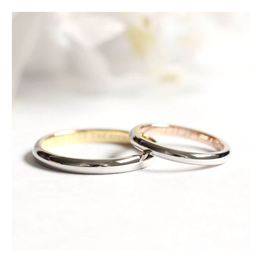 ith / イズ オーダメイド結婚指輪さんのインスタグラム写真 - (ith / イズ オーダメイド結婚指輪Instagram)「夜想曲という意味を持つ《ノクターン》は、心の中で静かに相手を想う気持ちを、内側に忍ばせたゴールドで表現した結婚指輪です。  身に着けるとシンプルな単色のデザインですが、誰にも見えないように大切に相手を想う証のように、もうひとつの色が隠されています。  ▽ 指輪について 結婚指輪(男性)：ノクターン Pt950/K18YG：146,000円〜  結婚指輪(女性)：ノクターン Pt950/K18PG：139,000円〜  ***** ith公式アカウント情報 *****  【WEB🔗】 @ith_marriage TOPへ 　☞ プロフィールURLをタップ  【ハッシュタグ🕊】 #イズマリッジ  *********************************  【 #鍛造リング 🔨】 #シャンパンゴールド も選べる 職人の手で鍛え上げた高密度のお仕立て  【 #ライフスタイルジュエリー 】 さりげなく毎日を彩るジュエリー ith ECストア ☞  @ith_jewelry   #結婚指輪 #マリッジリング  #カスタマイズ #オーダーメイド #オーダーメイドリング  #結婚指輪探し #結婚指輪選び #結婚指輪オーダー #手仕事 #指輪選び #指輪探し #名古屋花嫁 #婚約 #プレ花嫁 #プロポーズ #結婚準備 #プレ花嫁 #花嫁準備 #ゴールドリング  #ダイヤモンド #2023夏婚 #2023秋婚 #2023冬婚  #2024春婚 #コンビカラー  お問い合わせコード：21654」4月25日 21時50分 - ith_marriage