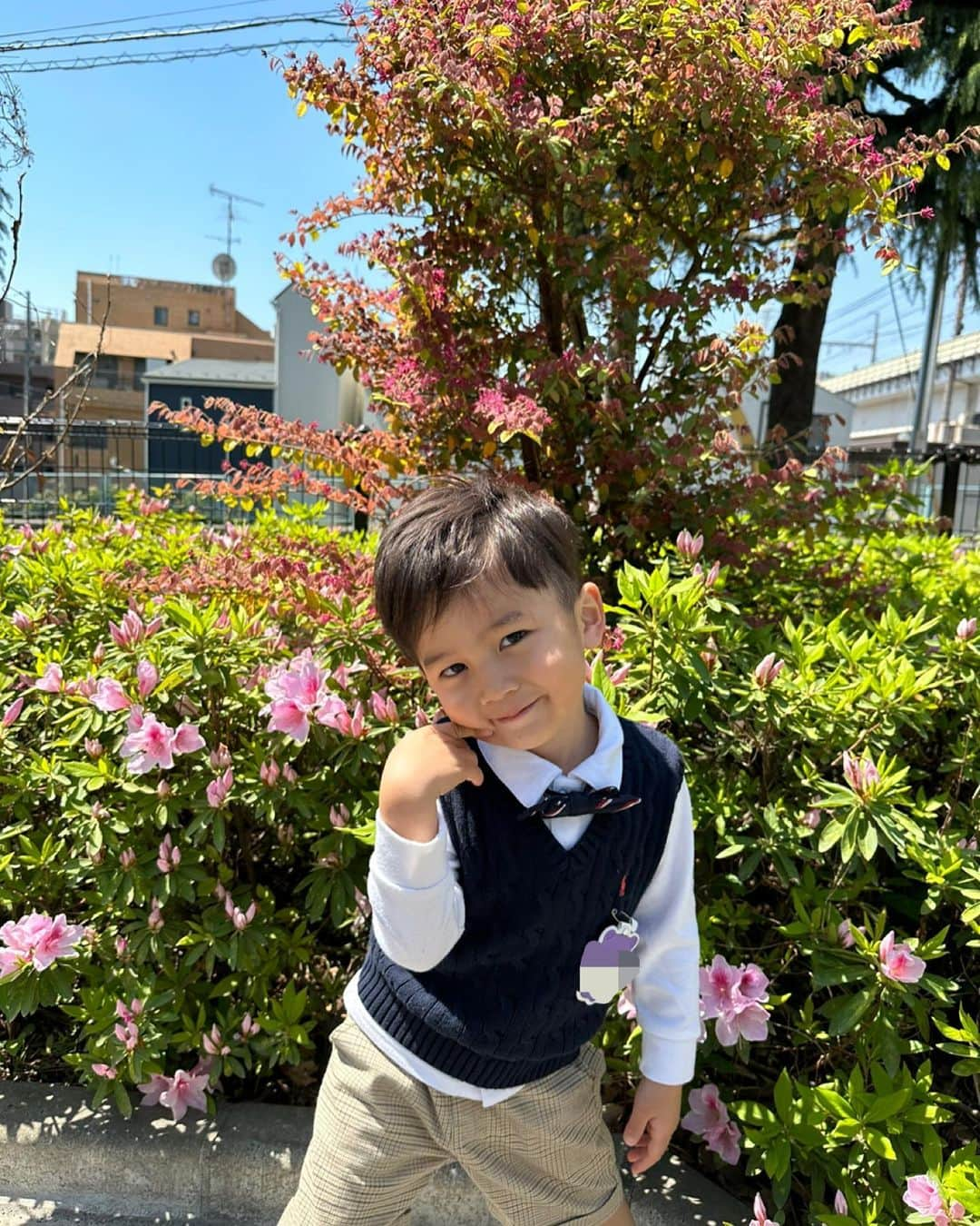 加藤怜のインスタグラム：「なんとか毎日楽しく 幼稚園頑張ってる🙂♡  幼稚園の様子は 聞いても全く意味不明な返答で わからないけど🙃  お友達の名前も 名簿で探しても そんな子いないけど🙃  園長先生を「えんちょー」て 呼んでたの すっごく気になるけど🙃  たくさん遊んで たくさんお友達作ってね♡  #入園式  #入園おめでとう  #幼稚園 #年少  #時差すたぐらむ」