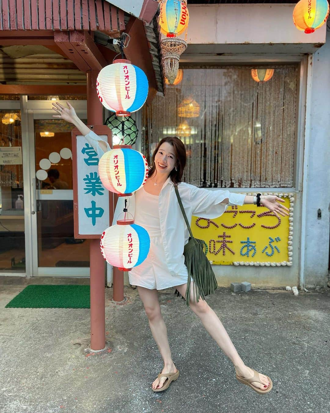 石井亜美さんのインスタグラム写真 - (石井亜美Instagram)「🌺  週末！家族で沖縄に行ってきました〜！！ (正解された方に拍手😂👏)  今回はYouTubeは撮影せずに、 完全なるプライベートで楽しみました！ おかげさまで父母妹 (@miriishii )とゆっくりできました🍵  天気は晴れたり曇ったり雨降ったり〜な 恋する乙女のような状態でしたが()  沖縄のグッドバイブスをしっかり感じられて、 エネルギー満タンで帰京です🫡  インスタ更新していくね！  #okinawa #okinawatrip #awakeokinawa #amerivintage #oofos」4月25日 21時57分 - ami_ishii_