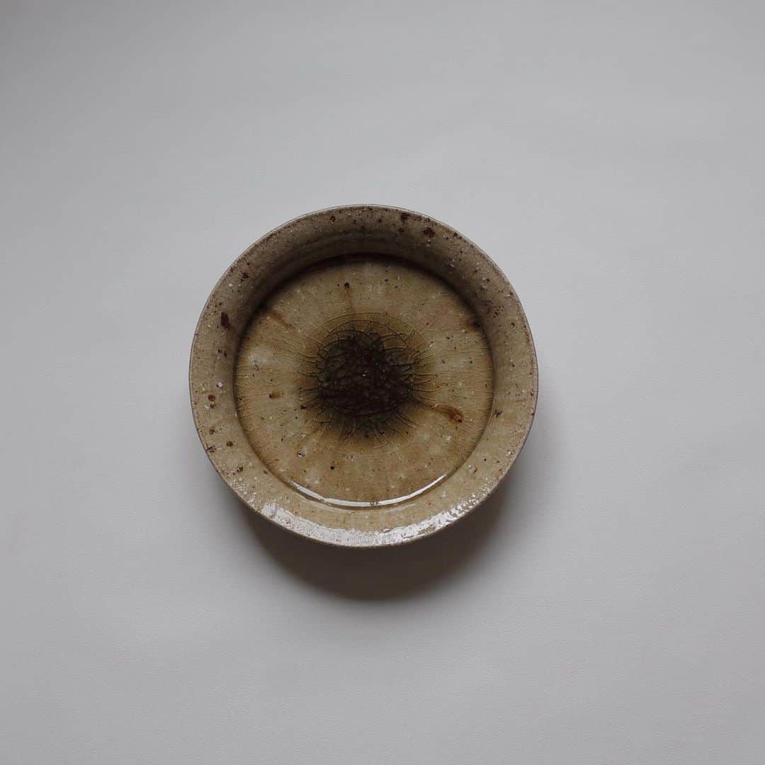 HARUKA / Niigata / TV directorのインスタグラム：「2023.04.25  浅鉢 7寸｜宮城陶器  この間の個展で買った器の 備忘録です  大きさがなんのこっちゃ わからないと思いますが  “ワンプレートごはん”が いけるくらいの大きさです  フチの立ち上がりが 使いやすくて大好きな器  #宮城陶器」