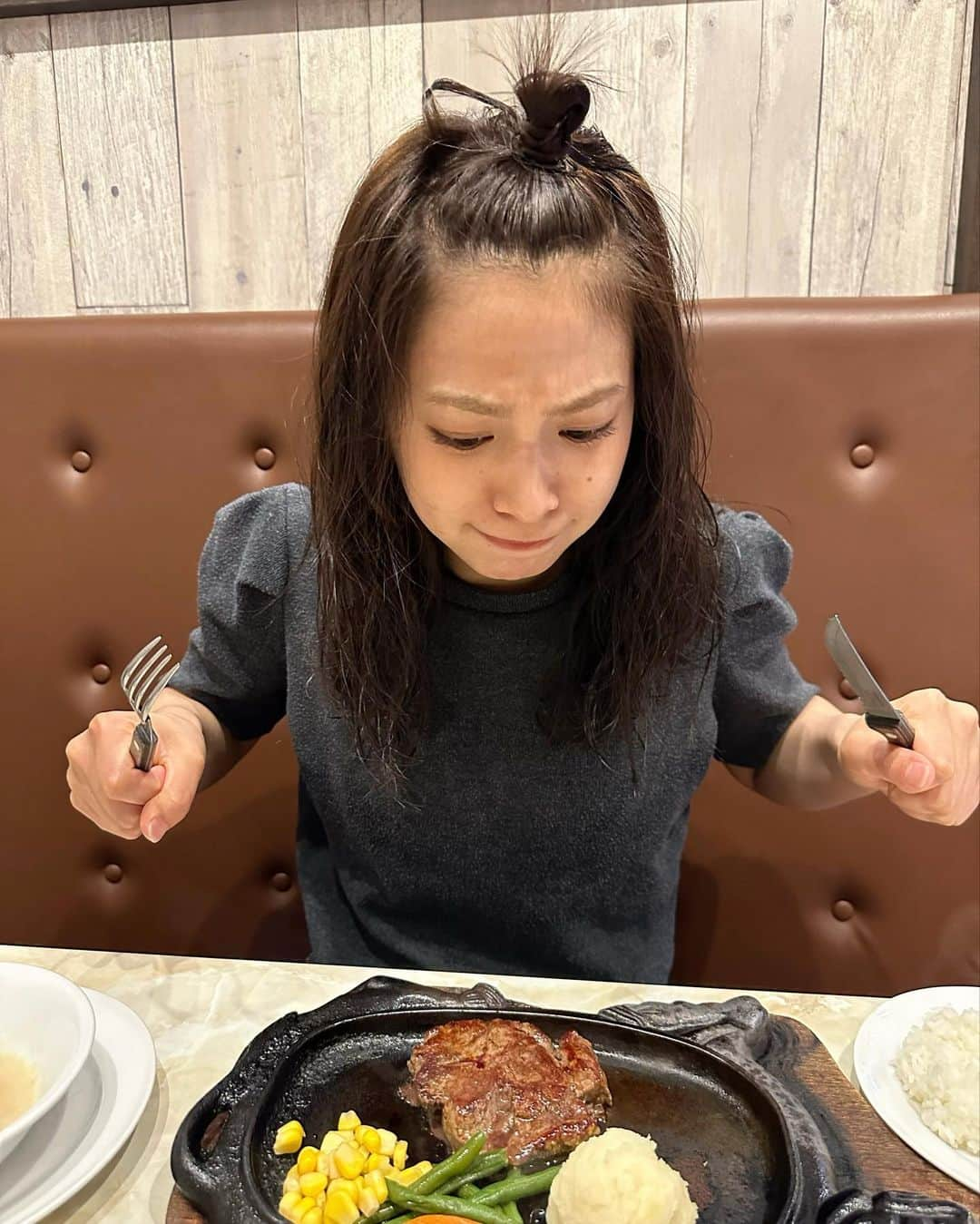 山口清香さんのインスタグラム写真 - (山口清香Instagram)「ダイビング後に88のステーキをペロリと🤭🍖  海出てすぐだから髪濡れててボサだし、ゴーグルの跡残ってる🥽  #沖縄グルメ #沖縄旅行 #沖縄」4月25日 21時56分 - sayaka__yamaguchi_