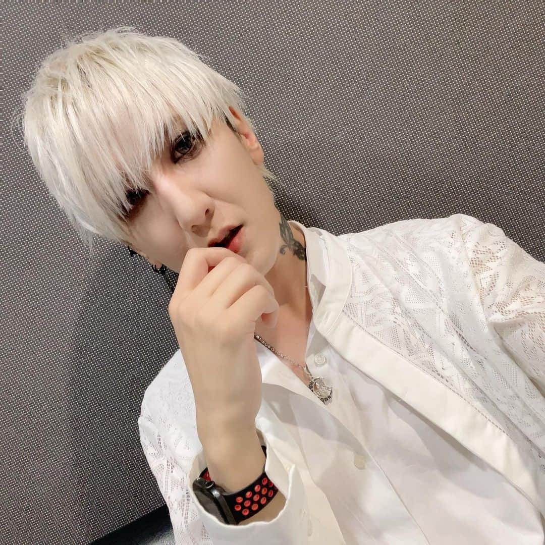 のインスタグラム：「「AFTER THE DIVE」札幌2日目お疲れさまー  今日は最後のブロックがめちゃくちゃしんどかった…まだあと2曲あるのか…！ってなってたわ。  俺は楽しく出来たけどみんなはどうだったかな？来る機会が少ないからみんなにとっても楽しいライブといい思い出になってたらいいな。  次は新潟！セットリストもグッと変わって新鮮なライブになるだろう!!新潟も楽しんでいこーぜ!!」
