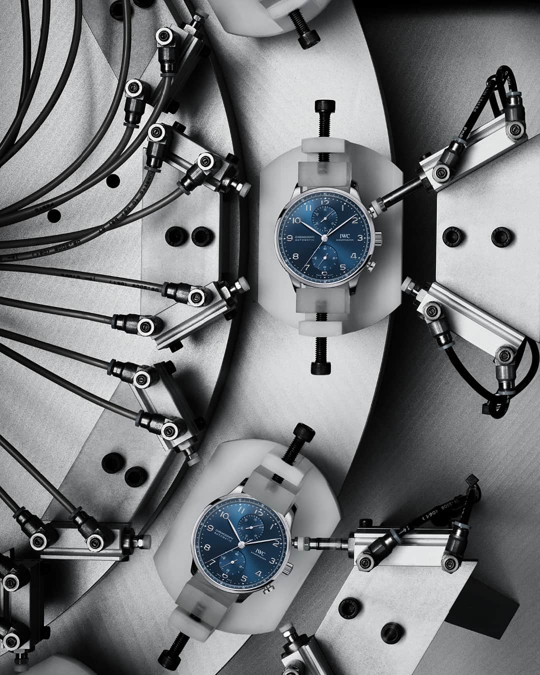 IWCのインスタグラム：「As part of the type testing process, #IWCWatches puts the movement with all its sub-assemblies through its paces and simulate ten years of wear and tear. Among other things, we turn the rotor several million times or check the workings of the chronograph over thousands of cycles. To finish off, we put the balance and escapement through a series of strenuous tests. In an accelerated wear test, we carry 2.5 billion vibrations.」