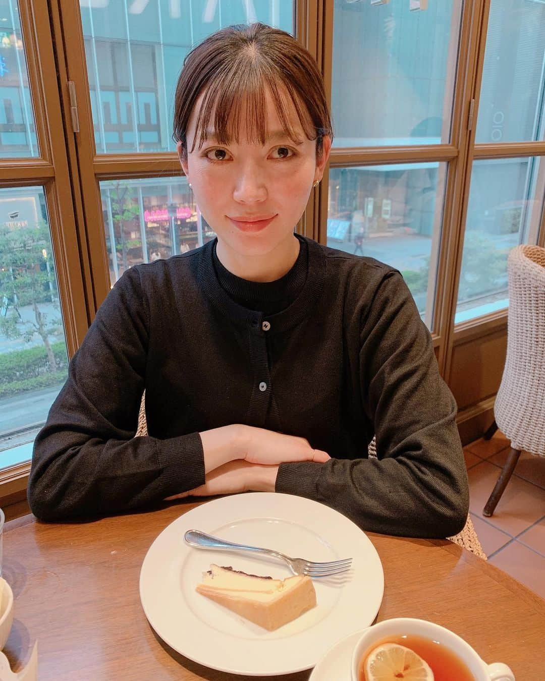 高橋まりなさんのインスタグラム写真 - (高橋まりなInstagram)「. 急遽姉とランチ🍽️ 最近は服の話より、もっぱら美容の話✨ ハイフとかポテンツァとかダーマペンとかレーザートーニングとか… とにかく勉強になる📝 束の間の1時間40分🤣 (うちHARBS待ち20分🥹) ベイクドチーズケーキ美味しかったな♡ . . . #姉#お姉ちゃん#harbs#ランチ#美容#美容医療#ハイフ#ポテンツァ#ダーマペン#レーザートーニング」4月25日 22時00分 - marina._.takahashi