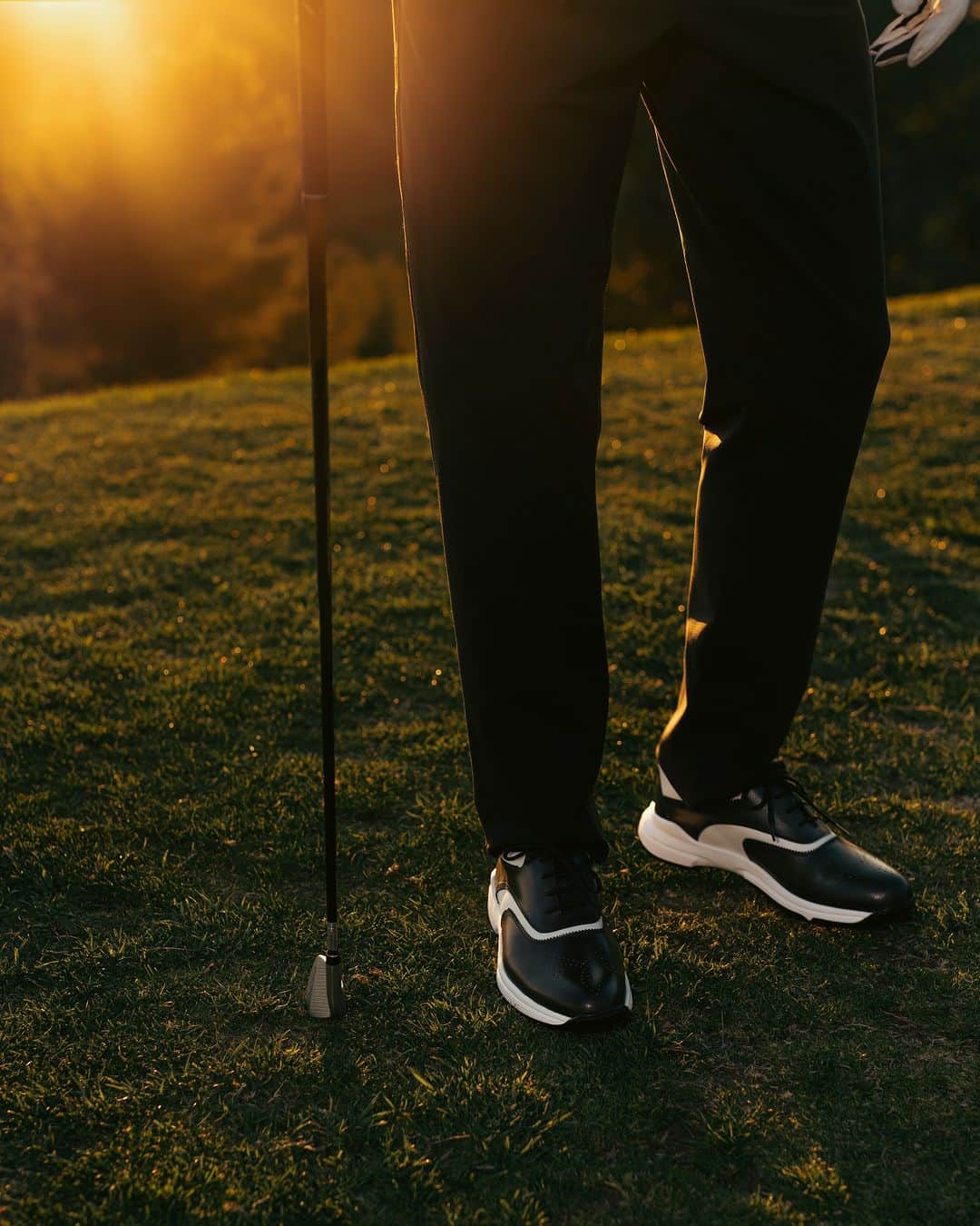 ベルルッティのインスタグラム：「- GOLF BY #BERLUTI -  A soft Venezia leather upper meets a comfortable rubber outsole complete with spikes in Berluti’s Swing shoe. Featuring a distinctive Nero Verde patina and perforated details, it stands out as the perfect match play companion.   Now available online and in-store.   Photography by @nelson_rosier   #TEEOFFWITHBERLUTI」