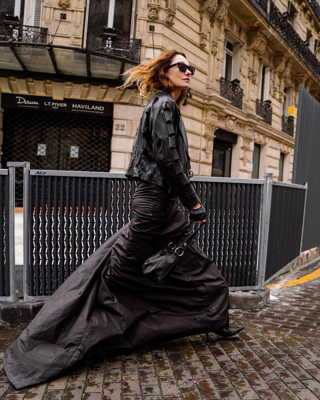 ケリーウェアスラーのインスタグラム：「SHADES OF PARIS. Paris, the city of light and inspiration, has captured my heart and fueled my creativity for the past few weeks. I've been exploring the city and capturing everything I can… I'm particularly drawn to the power of neutral colors and have been curating a collection of images that showcase the beauty of these tones through the use of various textures, materials, and dimensions. XK」