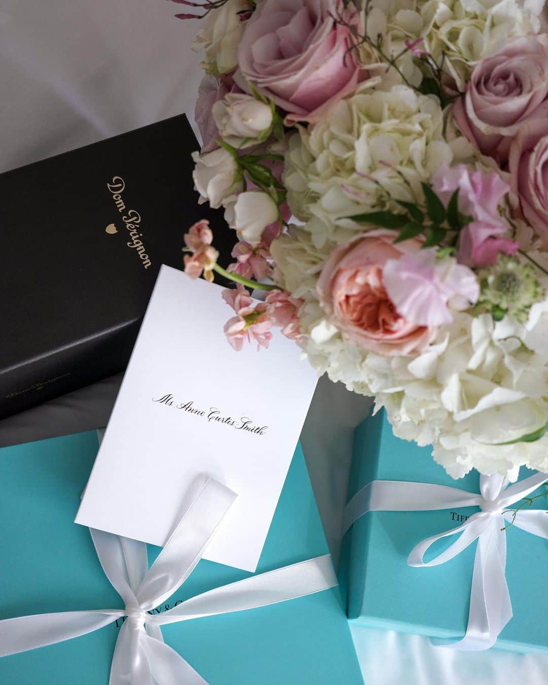 アン・カーティスのインスタグラム：「Waking up to pretty things 💐 Touchdown NY. So excited @tiffanyandco ✨#tiffanyandco #tiffanypartner」