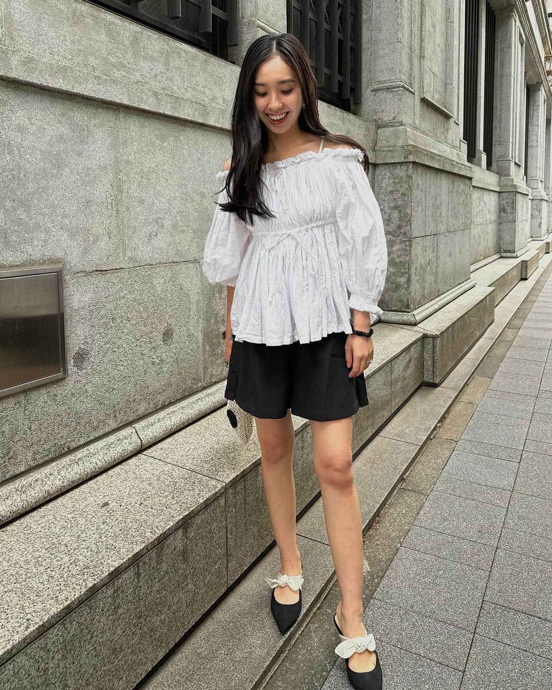 鈴木詩織のインスタグラム：「モノクロday🐼 ぽかぽか陽気だったので【ラッシュガード】フレアショートパンツ。履いてみました✨  短すぎず、程よい丈間。 pierrotのラッシュガードシリーズなので、このショーパンは着たままプールや海とか行けるよっ🐳  ウエストもゴムなので楽ちんだし、上まで閉まるポケットがついてるのもうれしいポイント✔︎  公式アカウントからアイテムがチェックできるのでよかったら見てくださいっ🤳🏻 @pierrot_shop  #pierrot#pierrot_shop#ootd#fashion#outfit#ラッシュガード#プチプラコーデ#プチプラ#海コーデ#BBQ#プールコーデ#海#プール#ゴールデンウィーク#GW#ママコーデ#大人カジュアルコーデ#アンバサダー #marvelousbyPierrot https://pierrotshop.jp/womens-swim-rashguards/?utm_source=ig&utm_medium=display&utm_campaign=feedad」