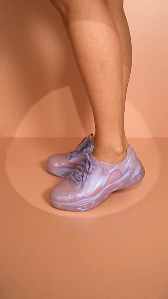 メリッサのインスタグラム：「AS LOVERS QUE AMAM GRADE ESTENDIDA COMEMORAM! 🥳   Toda trabalhada na sustentabilidade e no estilo, a #MelissaBurnSneaker chegou pra transformar o seu look básico em uma proposta descolada.   Vem conferir mais detalhes desse lançamento na loja virtual e no #ClubeMelissa ✨」
