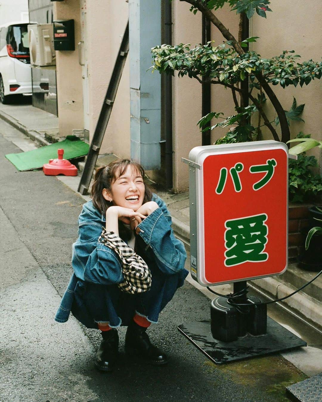 佐藤栞里のインスタグラム：「. MORE5月号で てくてくお散歩しながら 大好きな喫茶店へ。 いつも喫茶店をめがけて行くばかりだったから ゆっくりお散歩してみたら 楽しい発見がいっぱいでした☺️ 愛〜🥰🫶」