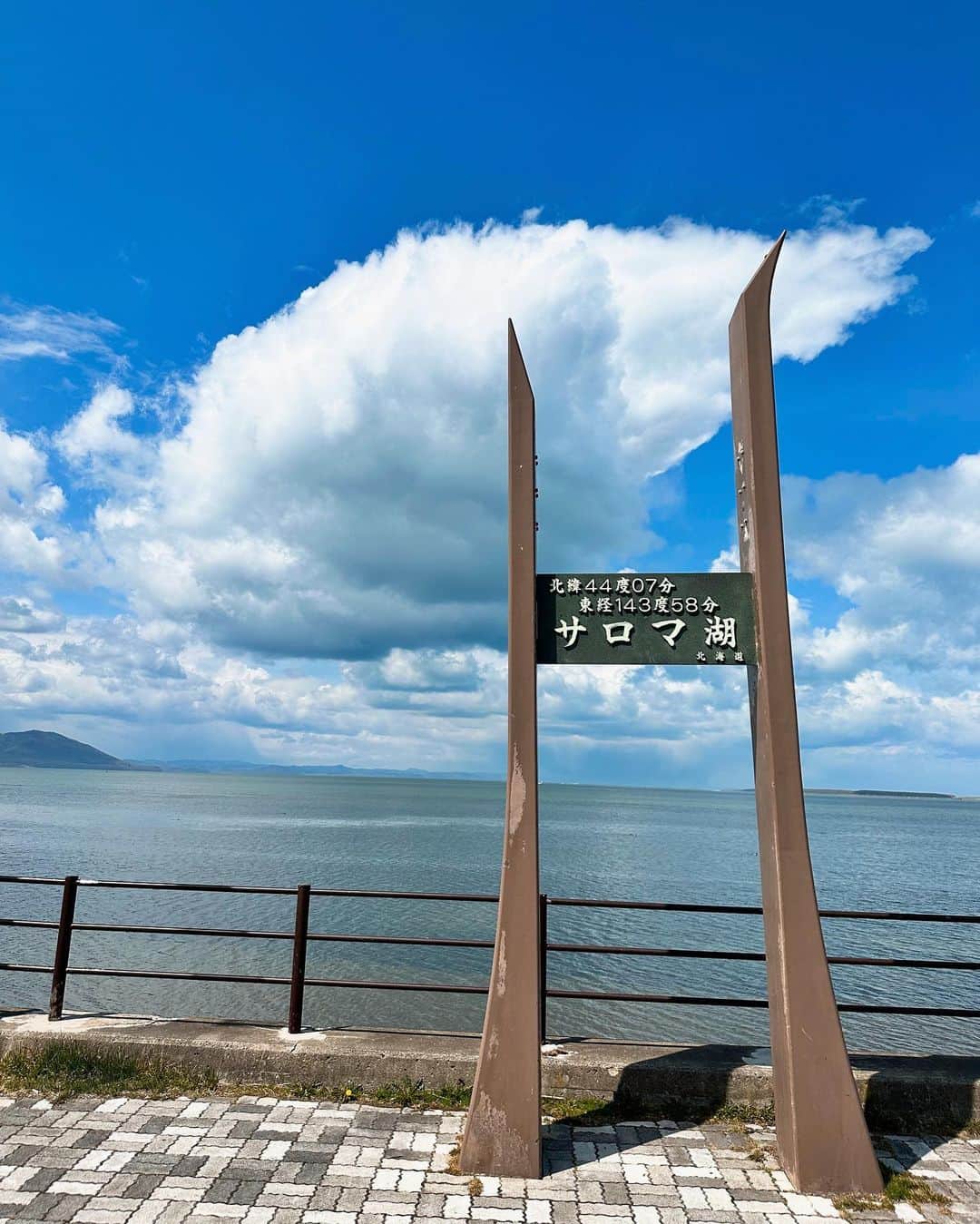狩野舞子さんのインスタグラム写真 - (狩野舞子Instagram)「・ サロマイ湖🕴️ ・ #北海道 #サロマ湖 #湖畔でジャンプ」4月25日 22時02分 - kanochan715