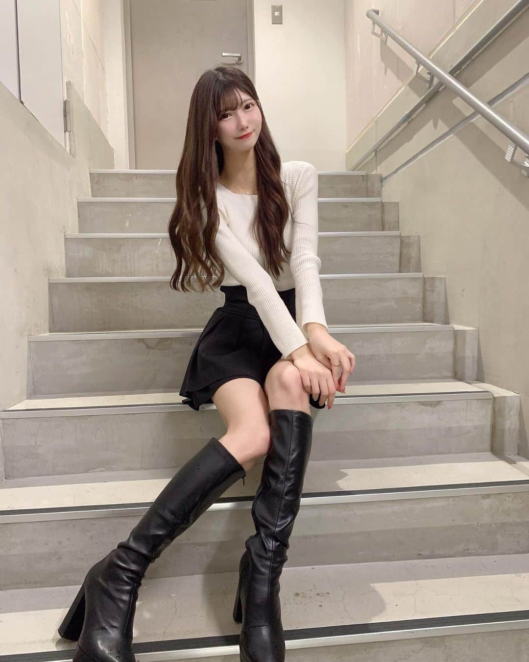 ミニスカ美脚のおねえさん 山広美保子さんのインスタグラム写真 - (山広美保子Instagram)「美脚おねえさん好き？🤍 . . . . . #春服 #スカート # ミニスカート #美脚 #ブーツ #ミュール #パンプス #タイトスカート #ニット#ニットワンピース #ワンピース #フェミニン #私服 #全身コーデ  #アイドル ...