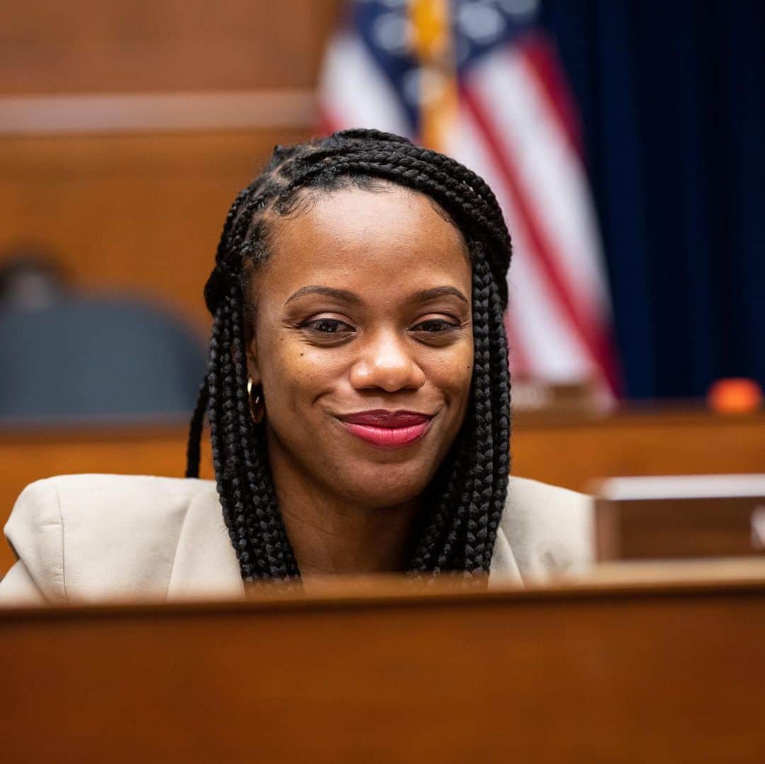 ELLE Magazineさんのインスタグラム写真 - (ELLE MagazineInstagram)「During their first 100 days in Congress, freshmen members @repsummerlee and @repdeliaramirez gave ELLE.com a crash course on what it’s like being young, progressive women of color operating inside one of the nation’s oldest institutions.  Downing Red Bull to stay awake with your new grueling schedule? Check. Trying not to cry during dinner with Sen. Elizabeth Warren? Check. Watching your colleagues debate issues that directly affect you and your community? Check and check. At the link in bio, how these two congresswomen—and roommates!—navigated it all. Photo: AP/ Francis Chung/ POLITICO」4月25日 22時03分 - elleusa