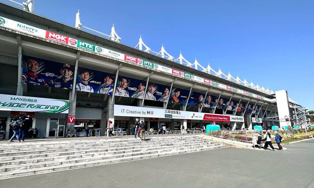 水村リアさんのインスタグラム写真 - (水村リアInstagram)「🏳️🏴🏁🏳️🏴🏁  @superformula_official  鈴鹿に登場した グランドスタンドフラッグ🚩  F1の時みたい👏 かっこよ🥰 ずっと飾ってあってほしいなあ。  気がつけば、今年の1/3のレースが 終わってしまった事実。 早いよー🥲 やりたいことがなかなかできずに、 今シーズン終わってしまわないように ガンバラナイトー🤯  𓏸꙳⋆⸜⸜˙ 𓏸꙳⋆⸜⸜˙ 𓏸꙳⋆⸜⸜˙ 𓏸꙳⋆⸜⸜˙ 𓏸꙳⋆⸜⸜˙ 𓏸꙳⋆⸜⸜˙ 𓏸꙳⋆⸜⸜˙ #superformula #鈴鹿サーキット #モータースポーツ」4月25日 22時03分 - leah_mizumura