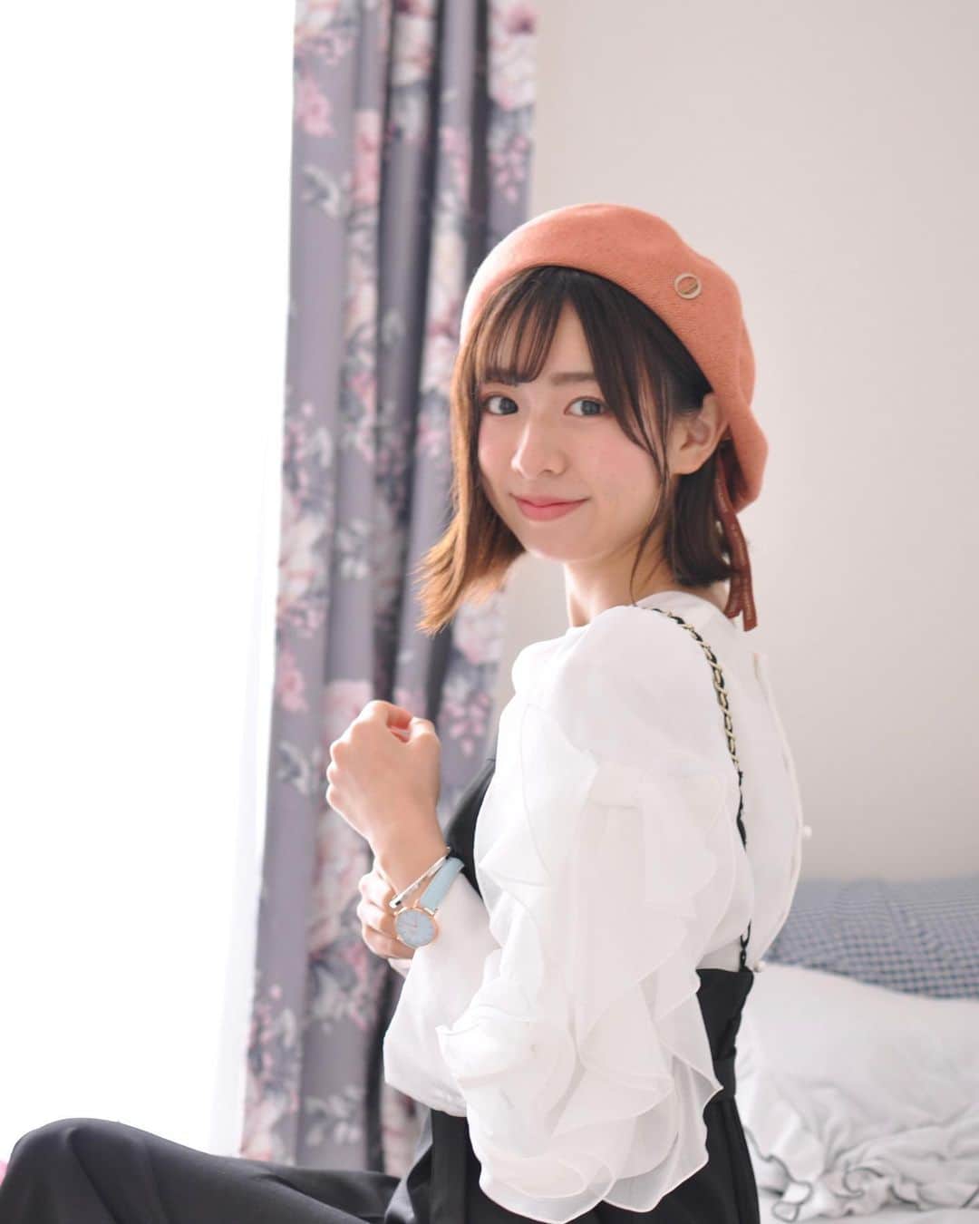 鈴木泉帆のインスタグラム：「danielwellington の新作コレクション💐  春花をモチーフにしたカラーと パールやクリスタルを重ねた 煌びやかなデザインが可愛くて 見てるだけできゅんきゅんしちゃいます🙊  公式サイトで使えるクーポンもあるのでぜひ覗いてみてくださいっ🙌🏻  ☑︎クーポンigmizuho ☑︎公式サイトhttps://www.danielwellington.com/jp/  #ダニエルウェリントン　#danielwellington #dwpastel #yesdw #お花見コーデ #桜シーズン　#dwを春と呼べ  #春コーデ #春服コーデ #春服 #春服コーディネート」