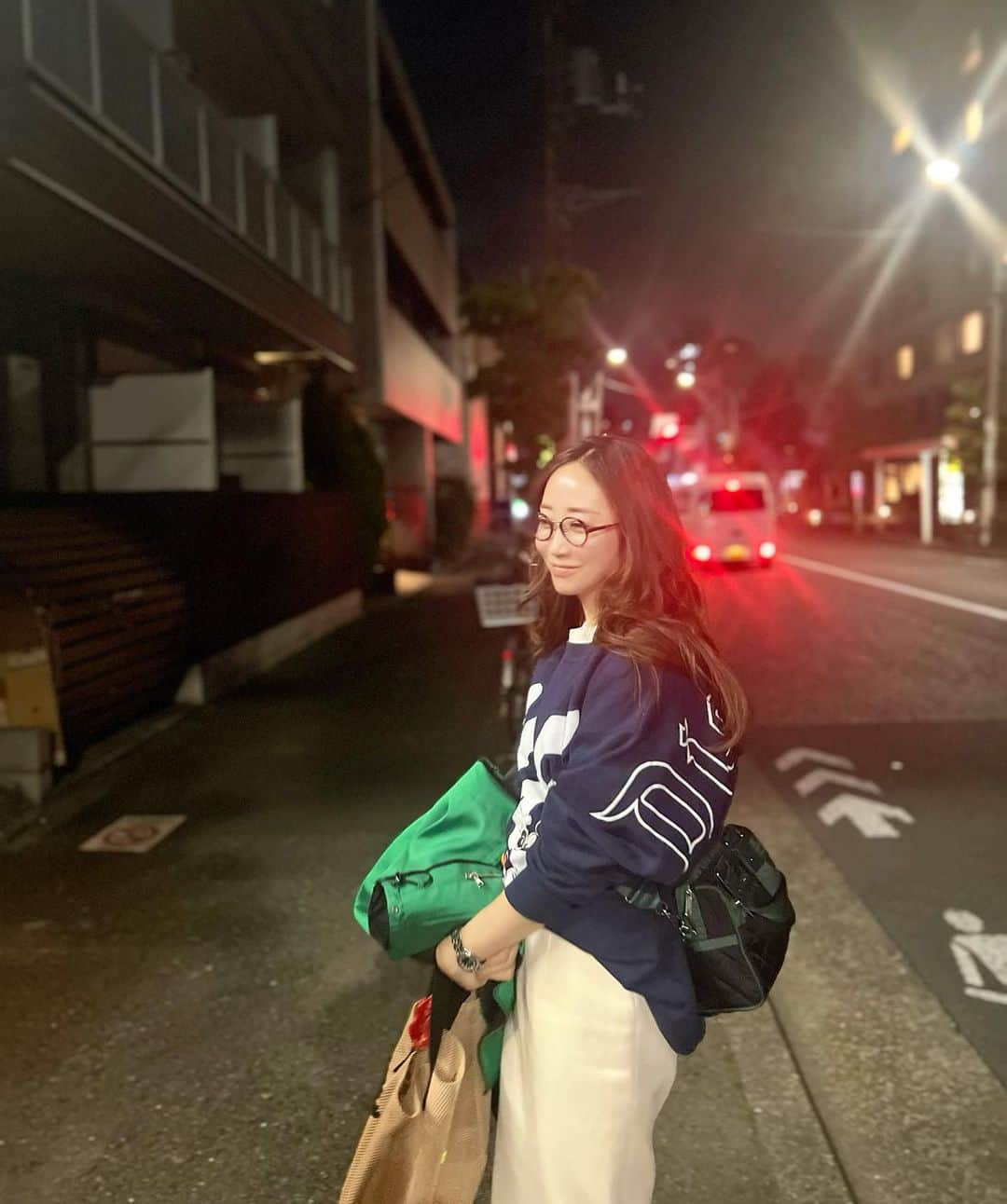 神崎恵のインスタグラム：「・ 夕方。息子たちとちょっとお出かけ。 今日は、TOKYO FM『THE TRAD』で稲垣吾郎さん、吉田明世さんと楽しいお話をたくさんしました。 音声コンテンツ配信中なので、子守唄代わりにぜひ🫶 今日も一日お疲れさまでした🙌 いよいよ明日発売のレスポ。 今日は仕事へは白のバックパック。 夕方はこのミニボストン。 あ〜、使い心地よき。　 あ〜、軽い。 あ〜。かわいい。」