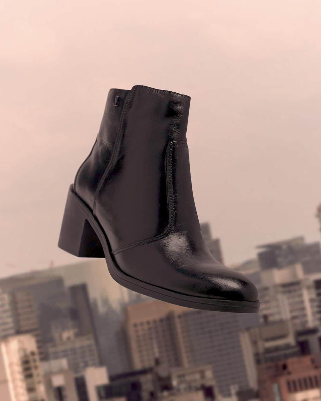 Santa Lollaのインスタグラム：「Botas que entregam conforto e versatilidade em qualquer estação. [ 0318.1FDA.0151.0001 | R$269,90 ]  #santalolla #santalollainv23 #SLboots #boots」