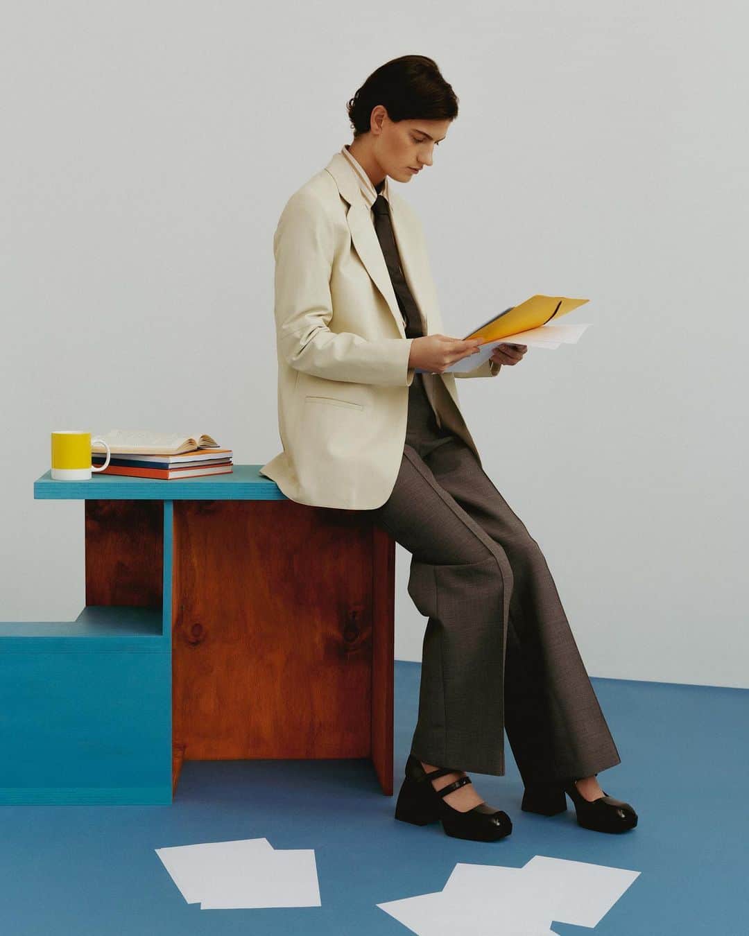 Kinfolk Magazineのインスタグラム：「Hot Desk! For Issue Forty-Seven we commissioned @cassandrabradfield to build a multifunctional workstation. 🔨 Swipe to see it transformed.  (Photos: @ceciliejegsen, Styling: @denisbjerregaard, Hair & Makeup @malenekirkegaard, Model: @idaaysel)」