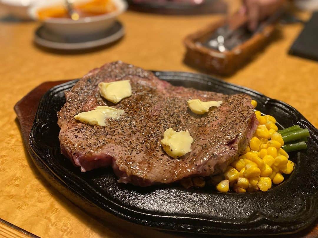 大沢文也のインスタグラム：「ビリーザキッドに勝てるステーキは無い。 どんな高級なステーキよりこの下町の味は超えられない。  @toshiaki.core 会長にたまたま会ってテンション上がりました（笑） ビリー同盟です！笑  #ステーキ #steak #🥩 #肉 #beef」