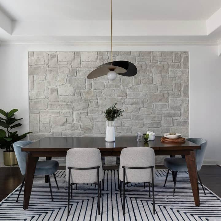 west elmさんのインスタグラム写真 - (west elmInstagram)「Alllll the different ways you can style our cool, contrasting Olivia Pendant. Swipe for ideas, courtesy of you! Shared by @theartemuse, @lizettelabella, @modernhippie_designstudio, and @studiograniamurray #mywestelm」4月25日 22時10分 - westelm