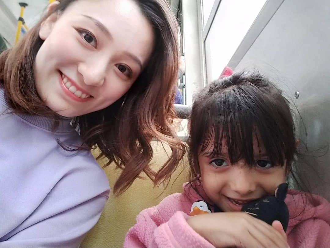 城妃美伶さんのインスタグラム写真 - (城妃美伶Instagram)「あっという間に、アルゼンチンに来て1ヶ月以上経ちました。  色んなことに揉まれながら、何とかやってまーす🥹  先日バスに乗った時、お隣の可愛こちゃんと、とっても仲良しになりした❤️  ケッタケタ笑うんよぉ〜。可愛かった😍  アルゼンチンのバス、そこらの遊園地の乗り物より、スリルがあります🚌💨  #アルゼンチン #旅 #バス」4月25日 22時11分 - mirei_shiroki