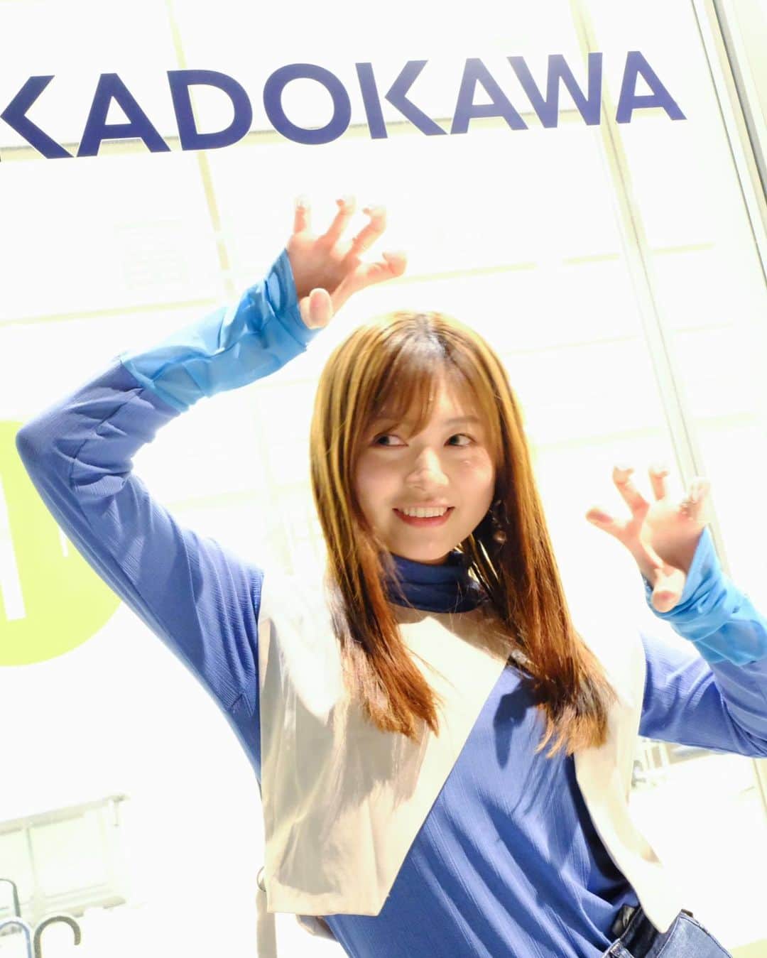 鈴木このみのインスタグラム：「11周年のお祝い、沢山ありがとう🌸✨  そんな今日はKADOKAWA会議室から緊急生配信。 ライブを1本増やすことに決めました！！！！！  7月16日(日) 東京・新宿ReNY 「鈴木このみ Standing Live 2023 〜RESPONSE〜」 チケットは社名にちなんで、1150円🎫  同日開催のCALL公演はSOLD OUT、ライブを求めてくれたことが本当に嬉しくて。  そしてとっても良いライブになると思うので、なるべく沢山の方にその場で感じてほしいな…と私から皆んなへRESPONSEの場所を作ることにしました。  今日まで色々せめぎ合いながらも、いつも快く受け入れて下さるスタッフの皆様に感謝です。 即日発表、緊張した😂  Non Stop Live、歌い続ける20分。 鈴木このみのライブを色んな人に体感して欲しいです。  詳細は後日！お楽しみに🥰✨」