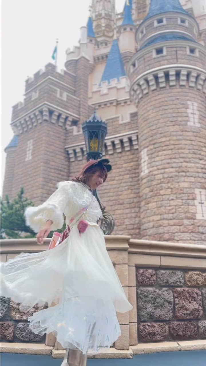 藤巻碧のインスタグラム：「ディズニーランドデートしてきた‎🤍🏰🐭🎀✨ 40周年でめちゃくちゃハッピーモードだったよ🫧🫧 キャストの人にハッピーウェディング書いてもらった🫶🏻🫧🫧 今まで誕生日しかこゆのもらったことないから嬉しい！大事にしよー💍✨✨ 早速iPhoneケースに入れた✨️ いっぱいグッズゲットして帰ってきた♥️ お家ディズニーだらけかわいいうれしい‎🤍 ママパパのお土産もちゃんと✌🏻✌🏻  旦那さん嫁サービスデーだよって1日とことん幸せにしてくれたの🥹🥹🥹ほんとすきありがとう🫶🏻🫶🏻❁❁  #ディズニー#ディズニーランド#ディズニー40周年#Disney#ジャンボリーミッキー #wedding#ディズニーコーデ #コーディネート #夫婦デート #新婚生活 #新婚夫婦 #旦那大好き」