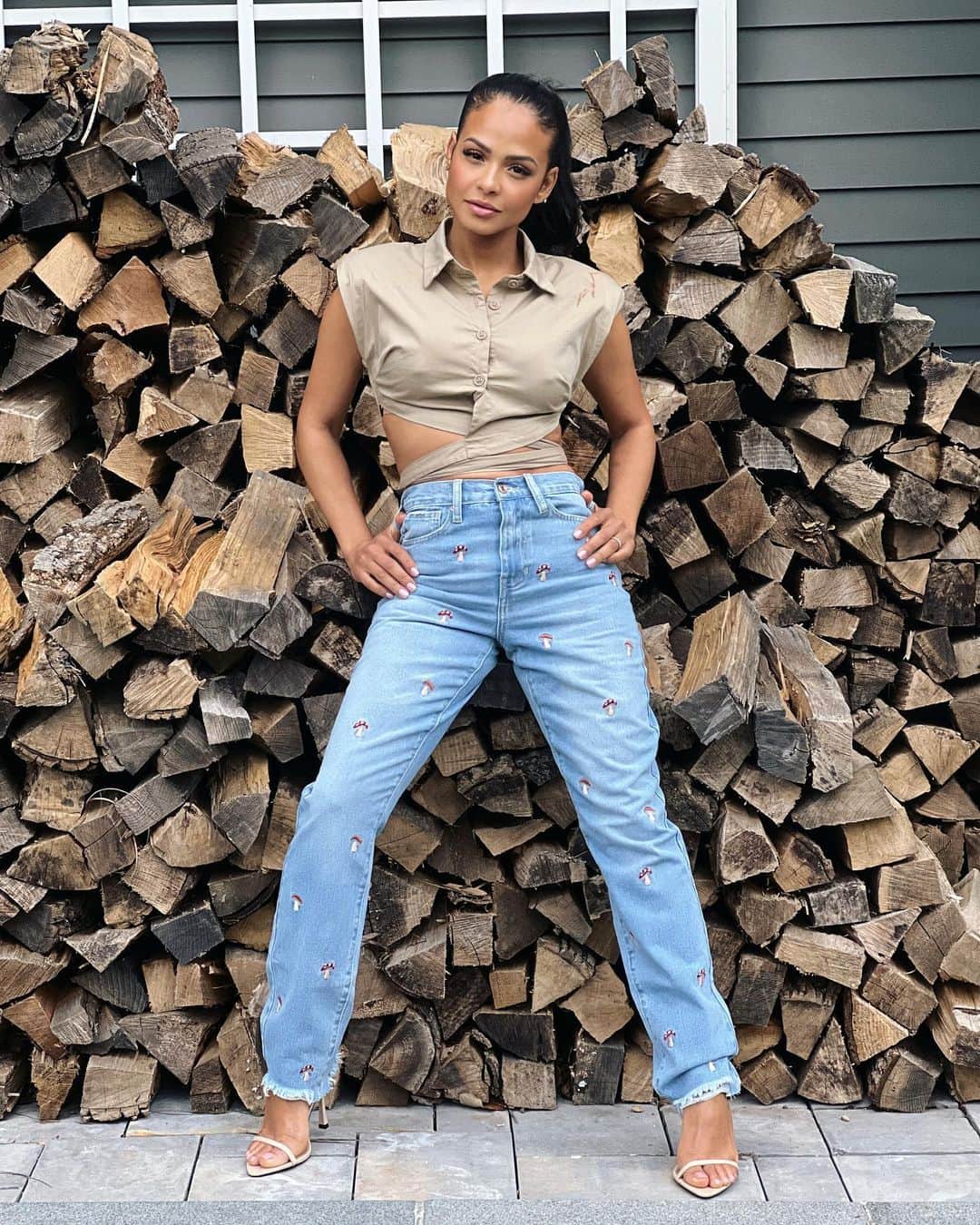 クリスティーナ・ミリアンのインスタグラム：「Take a moment to reconnect with the simple things that make you feel good🥰 @fashionnova」