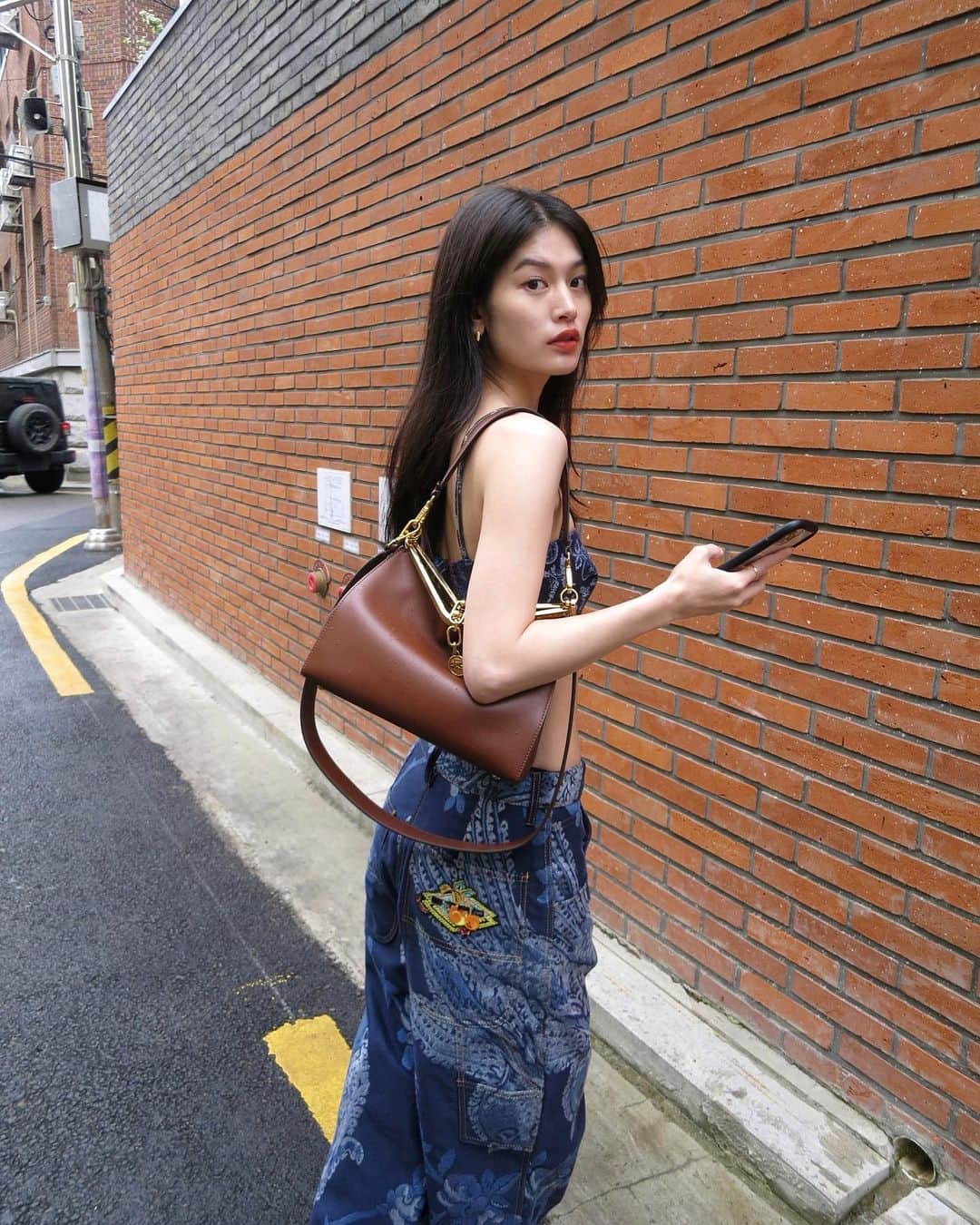 のインスタグラム：「마르코 드 빈센조가 에트로에서 선보이는 첫번째 가죽 백 Vela🤎 어떠한 룩에 매칭해도 고급스러운 예쁜 백✨  #광고 #Etro #EtroVelaBag #에트로 #에트로벨라백」