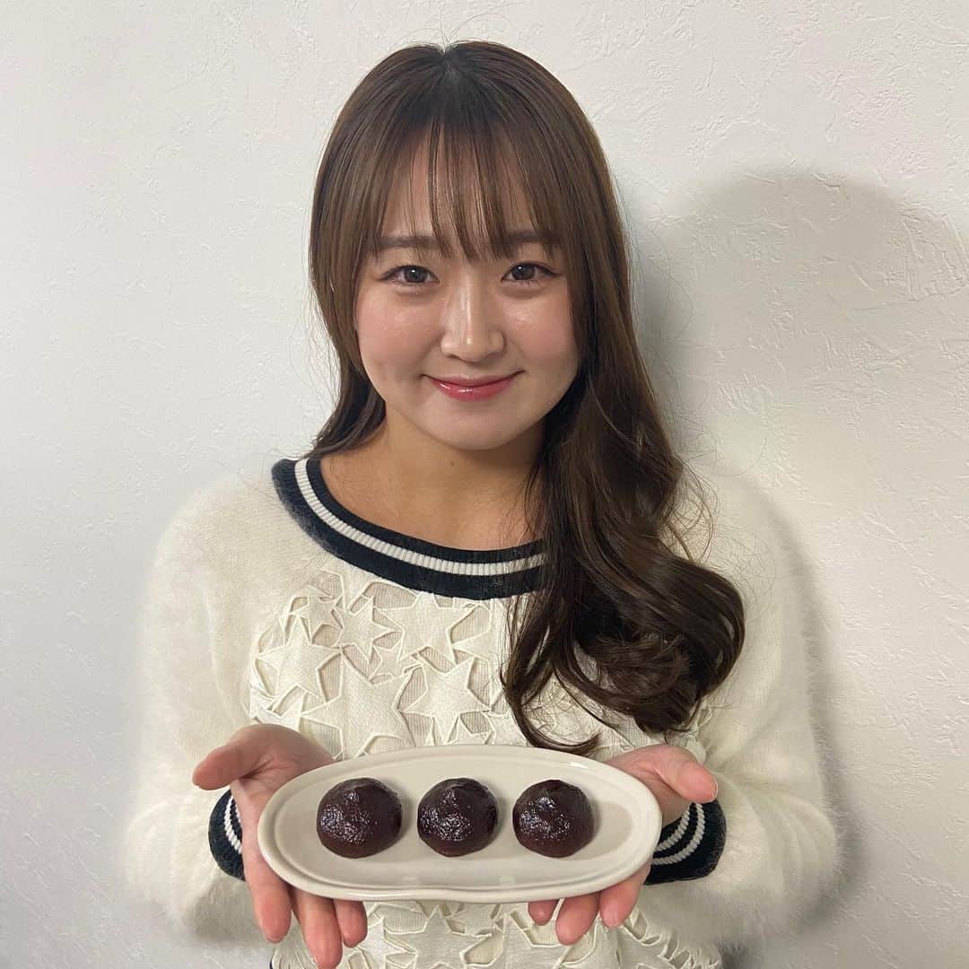 上野貴穂さんのインスタグラム写真 - (上野貴穂Instagram)「. 母が買ってきてくれた和の生カヌレなるもの🧁  カヌレとはちょっと違ったけど、 おまんじゅうみたいなもちもちさで 中にチョコ餡が入っていて美味しかった🥰」4月25日 22時17分 - kiho_ueno