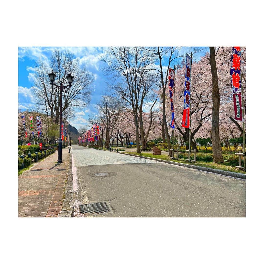 村井麻友美さんのインスタグラム写真 - (村井麻友美Instagram)「バダバタで更新出来ていませんでしたが… 『EXTENSION!』が無事に終わり、いよいよ明日は康楽館公演『Gaudium!』初日です！！  3年目の康楽館。 今年はラテンショー！！ まだまだ寒い秋田！ 熱くしますよ！！ 皆さんも盛り上がって下さいね♪♪♪ ＊ ＊ ＊ #FabulousRevueBoys #Gaudium #康楽館 #国の重要文化財 #芝居小屋 #秋田 #小坂町  #レビューショー  #神崎順 さん #10carats #五条まい さん #すばる未来 ちゃん #村井麻友美」4月25日 22時17分 - mayumi_murai817
