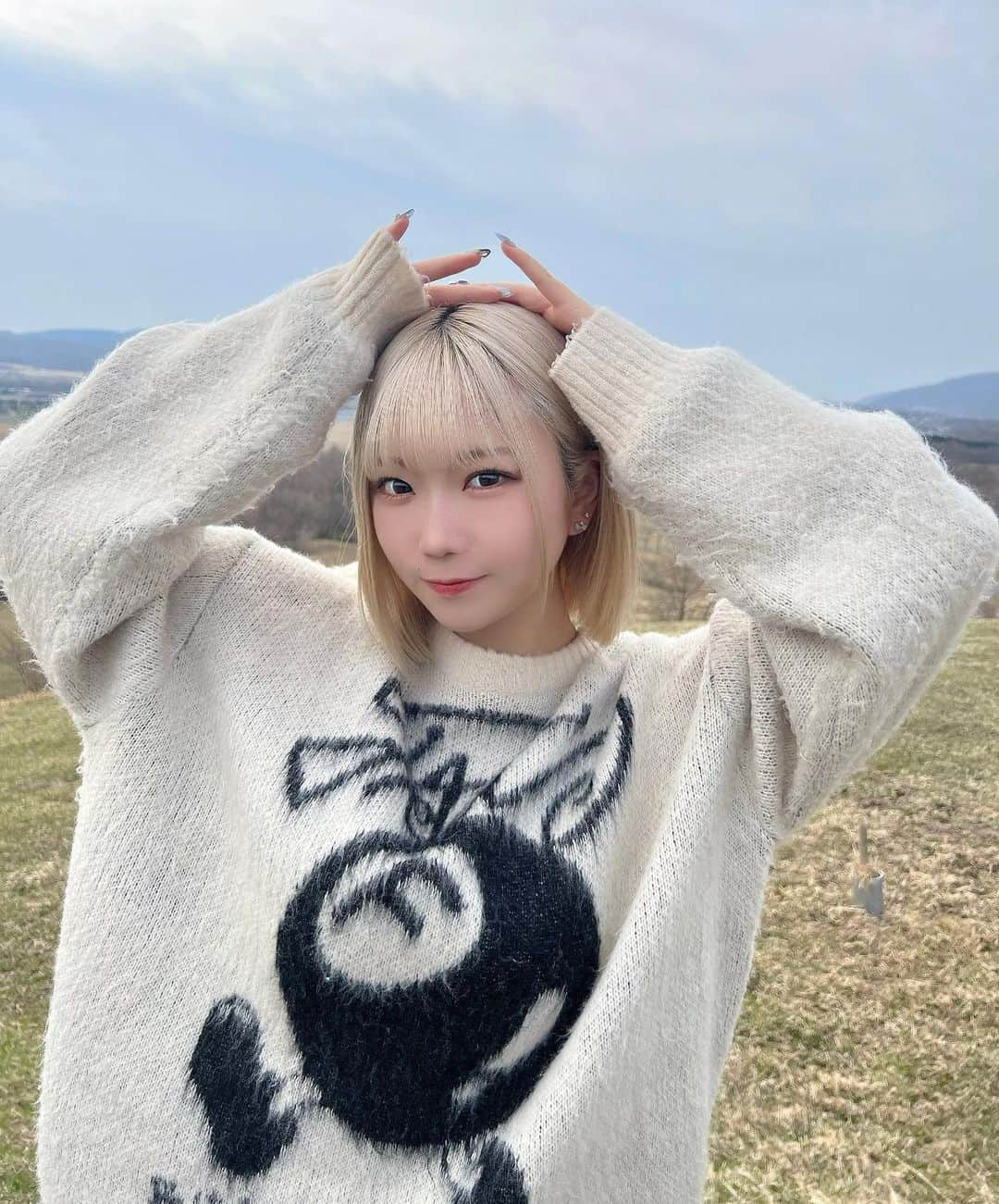 米田みいなのインスタグラム：「北海道行った時の写真載せてなかった  みて、ネイル可愛い🥲 ぎゃんかわなの、、  @motel_nail さんにしてもらったよっ✨ めためたセンス良くてお気に入りっ  いつもありがとうございます🦭🩵　  そういえば初めて北海道行ったのっ あと、野生のキツネみれた  かわちい  #japantrip #hokkaido #北海道 #北海道旅行 #whoswhogallery #ストリート系女子 #ニット #切りっぱなしボブ #切りっぱなし #ブロンドベージュ #ハイトーンカラー #ハイトーンボブ #ボブ #ヘアカラー #ネイル #ネイルデザイン」