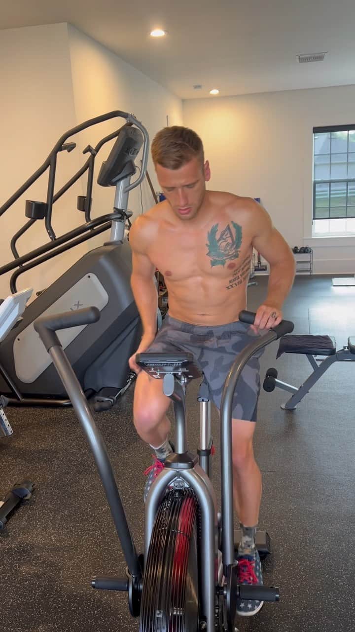 ケン・ロックゼンのインスタグラム：「Tuesday mornings testing out the new @foxracing gym shorts 🫡  Caveman style (no Hr Monitor 😆)  🩳: Fox Core Camo 7" Shorts in Black Camouflage」