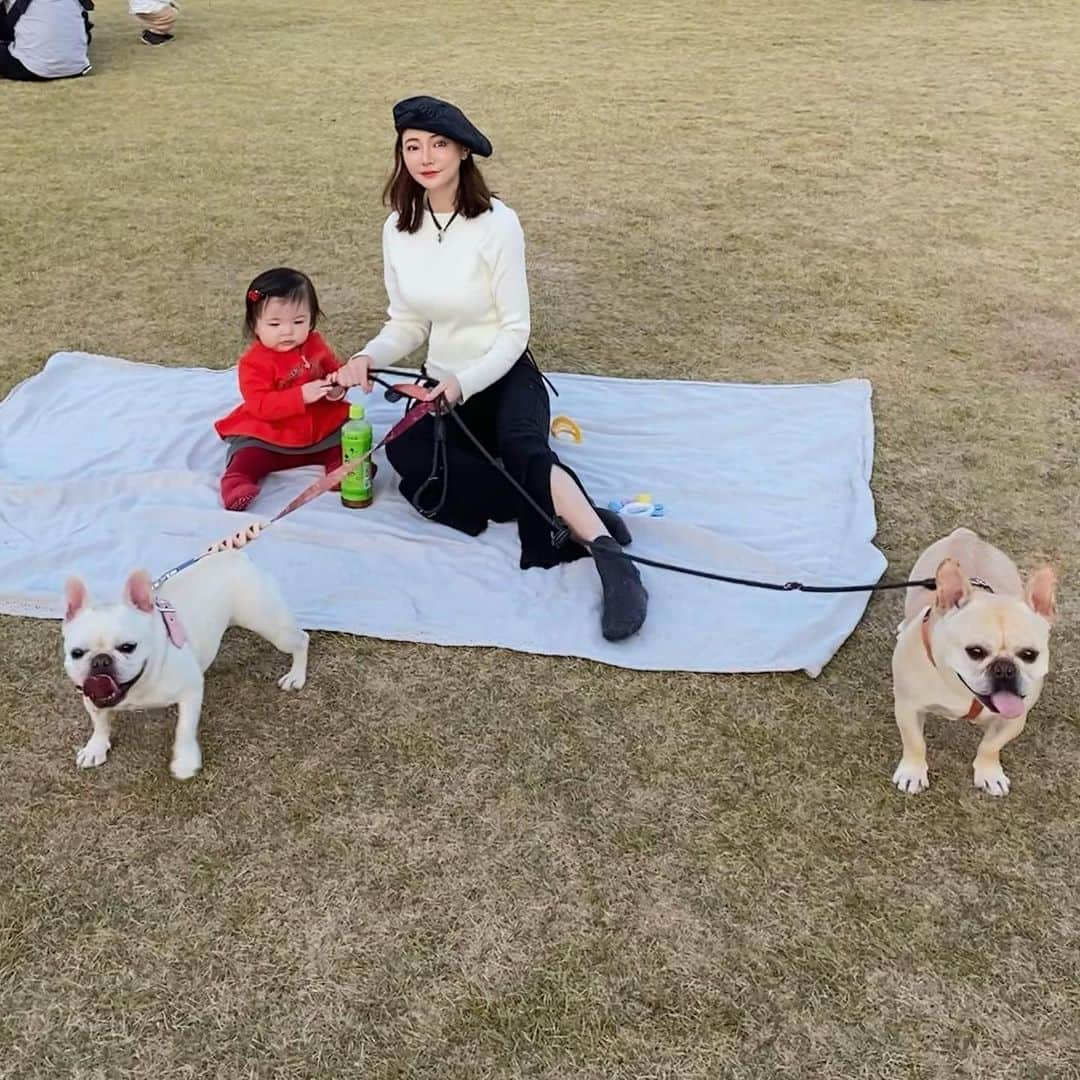 クリスティン・ウェイさんのインスタグラム写真 - (クリスティン・ウェイInstagram)「Family time, quality time ❤︎ with #三小只 #cwlife #christinewe #picnic #shibapark」4月25日 22時19分 - prettywhy