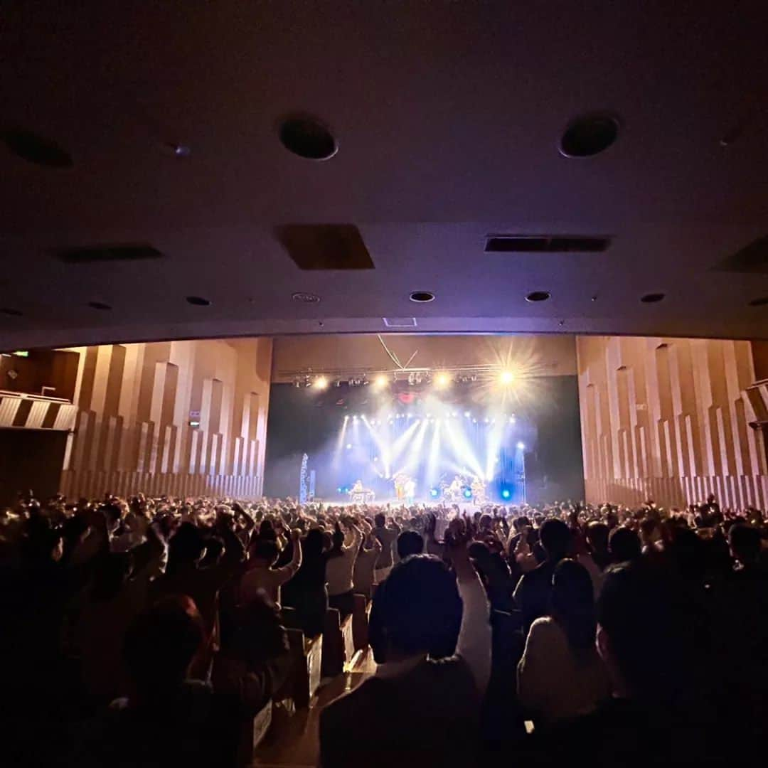 横山祐介のインスタグラム：「🥁2023.4.25📷 京都産業大学 SPRING CONCERT '23  新入生のみなさん 在校生のみなさん ステージに出た瞬間から凄まじいエネルギーで迎えてくれてありがとうございましたー！  <setlist> 1.感情 2.最上級 3.別の人の彼女になったよ 4.恋だろ 5.フレンズ 6.リスタート 7.大丈夫 8.まばたき  これからの学生生活が素敵なものになることを心から願っています。  次の関西はツアー初日5/2のZepp Namba チケット残りわずか！？  #wacci #京都産業大学 #gretschdrums #meinlcymbals #promarksticks #evansdrumheads #drumstagram #drumlife #drummer #drums」