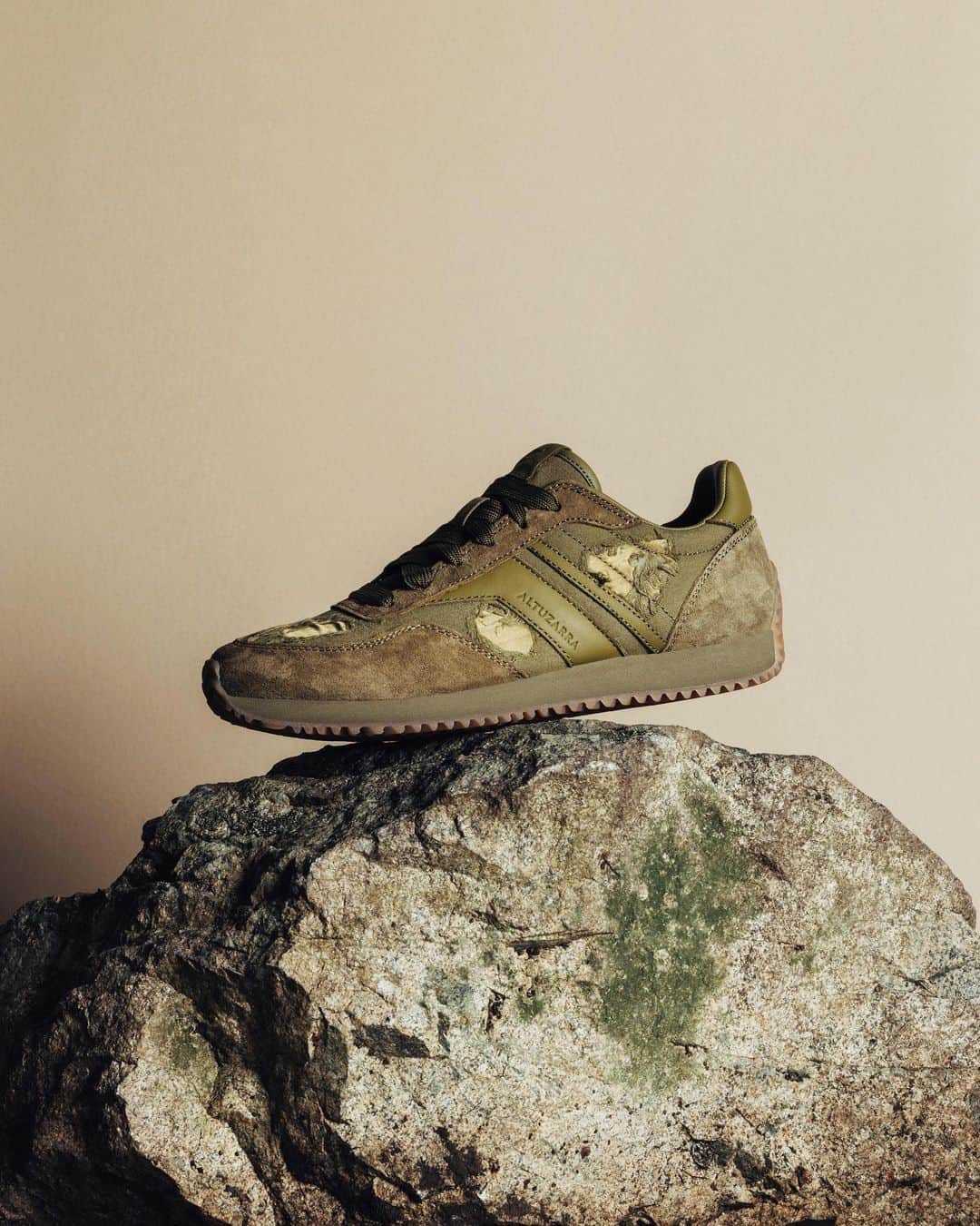 のインスタグラム：「Altuzarra x Keds launching today in limited quantities.   The collaboration, first seen on the SS23 runway, references the imperfect, and ultimately personal, effects caused by endless wear on a classic and favorite sneaker. #altuzarraxkeds」