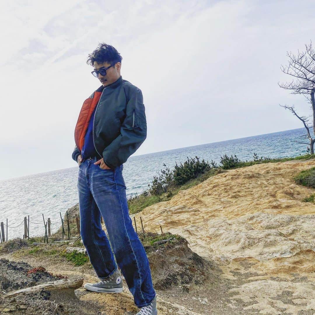 宇陀先輩さんのインスタグラム写真 - (宇陀先輩Instagram)「風強すぎて立ち方終わってます。🌪️ #海 #風強い #フェルボローザ」4月25日 22時22分 - felbo_uda