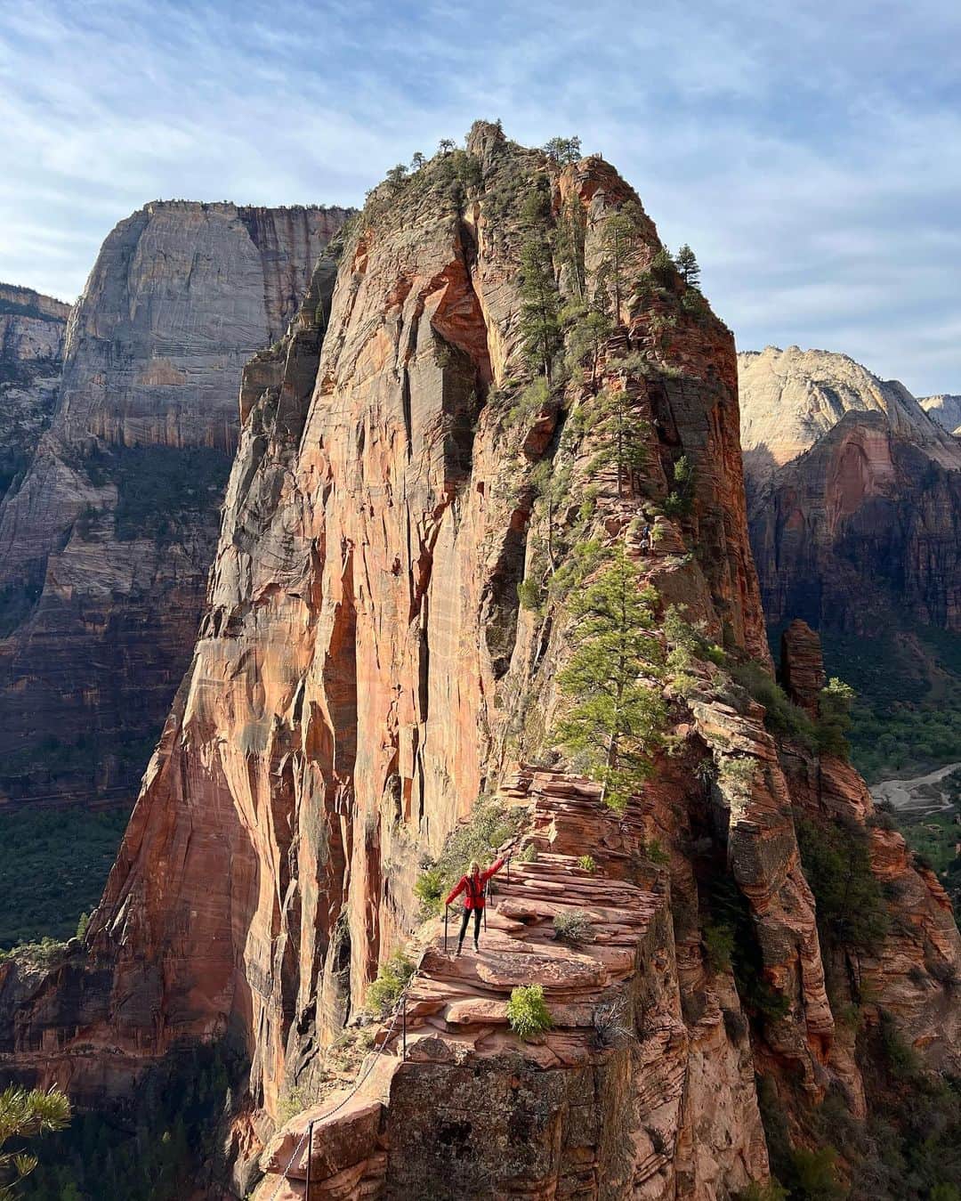 Zanna Van Dijkさんのインスタグラム写真 - (Zanna Van DijkInstagram)「📍Angels Landing, Zion National Park 🇺🇸   Tag someone who would love this hike! 🥾   This hike has been named one of the deadliest and most dangerous routes in the USA on multiple occasions, so I wanted to challenge myself to conquer it! You climb up a narrow steep ridge with sheer drops on either side of you, often using chains on challenging sections. It is a true test of physical fitness and mental courage.   I am SO proud of myself for completing the hike! As someone who used to be scared of heights, it reaffirmed to me that I have conquered that fear and I can continue to do so again and again in future. So this is a reminder to not listen to the voice in your head which tells you that you can’t do something, go out there & prove to yourself that you can ♥️ #angelslanding #sunrisehike #zionnationalpark #utahroadtrip」4月25日 22時22分 - zannavandijk