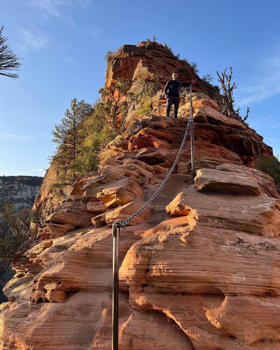 Zanna Van Dijkさんのインスタグラム写真 - (Zanna Van DijkInstagram)「📍Angels Landing, Zion National Park 🇺🇸   Tag someone who would love this hike! 🥾   This hike has been named one of the deadliest and most dangerous routes in the USA on multiple occasions, so I wanted to challenge myself to conquer it! You climb up a narrow steep ridge with sheer drops on either side of you, often using chains on challenging sections. It is a true test of physical fitness and mental courage.   I am SO proud of myself for completing the hike! As someone who used to be scared of heights, it reaffirmed to me that I have conquered that fear and I can continue to do so again and again in future. So this is a reminder to not listen to the voice in your head which tells you that you can’t do something, go out there & prove to yourself that you can ♥️ #angelslanding #sunrisehike #zionnationalpark #utahroadtrip」4月25日 22時22分 - zannavandijk