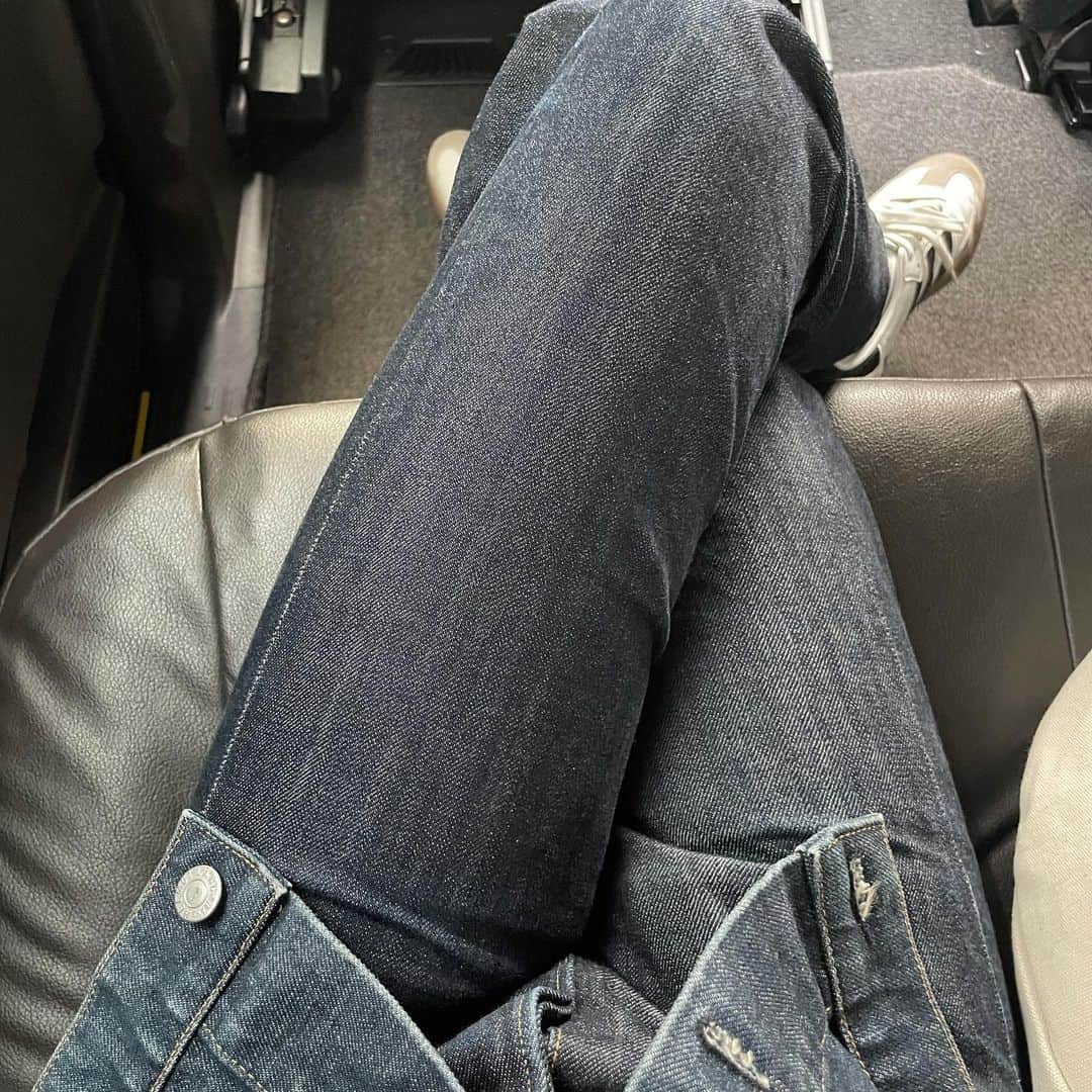 haru.さんのインスタグラム写真 - (haru.Instagram)「𝓱 is for….❤️‍🩹⊹  days with my @levis_japan jeans ॣཻ」4月25日 22時24分 - hahaharu777