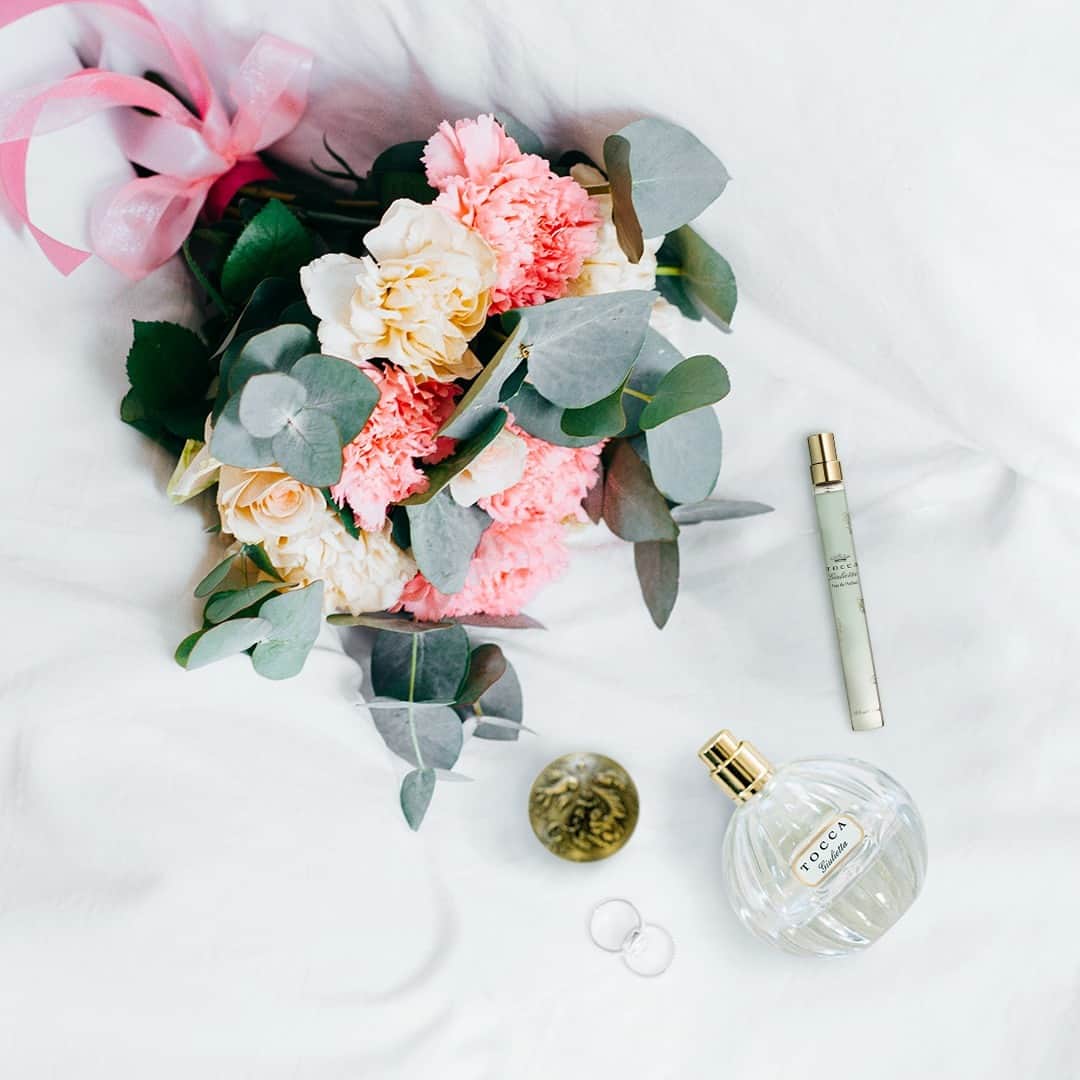 トッカのインスタグラム：「Let #BridesFavorite Giulietta take you on a romantic journey, where crisp green apples meet delicate pink tulips. 🌷⁠ ⁠ #TOCCA #LoveYourself ⁠ _⁠ #TOCCAbeauty #TOCCAperfume #TOCCAFragrance #Giulietta #fragrance #eaudeparfum #perfume #perfumenotes #tulip #tulips #greenapple #vanilla #vanillaorchid #pretty #perfumery #finefragrance #timelessbeauty #european #handcraftedbeauty #adventure #flowers #spring #florals #explore #beauty #promo #freegift」