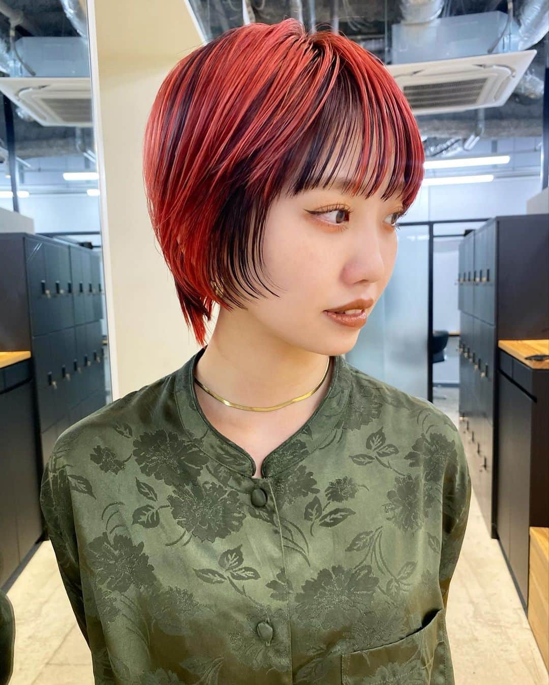 きぬがわひかるさんのインスタグラム写真 - (きぬがわひかるInstagram)「〝red とblack〟  swipe⇨  全頭bleachの状態からオンカラーのみでdesignしています☺︎  髪の長さや雰囲気に合わせて色味やdesignを提案させてもらっています✔︎  今回は酸性カラーを使ったスタイルです🙌🏻」4月25日 22時25分 - hikaru.kinugawa